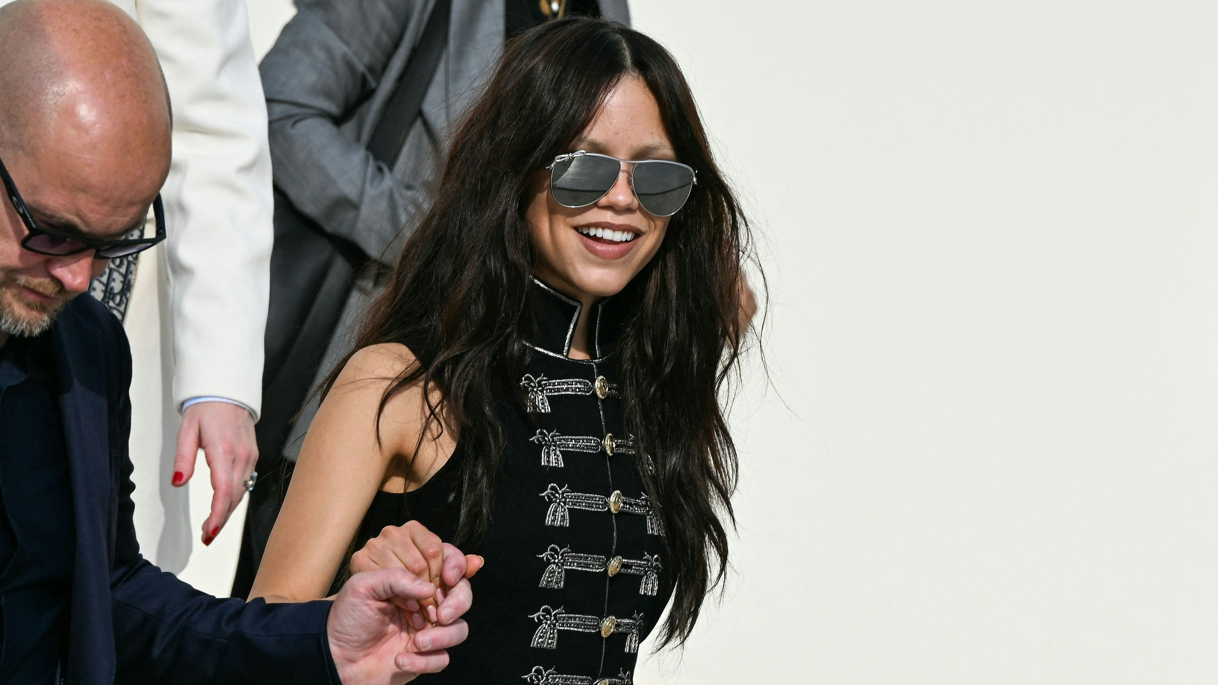 Husarenjacke ohne Ärmel: US-Schauspielerin Jenna Ortega auf der Pariser Fashion Week.