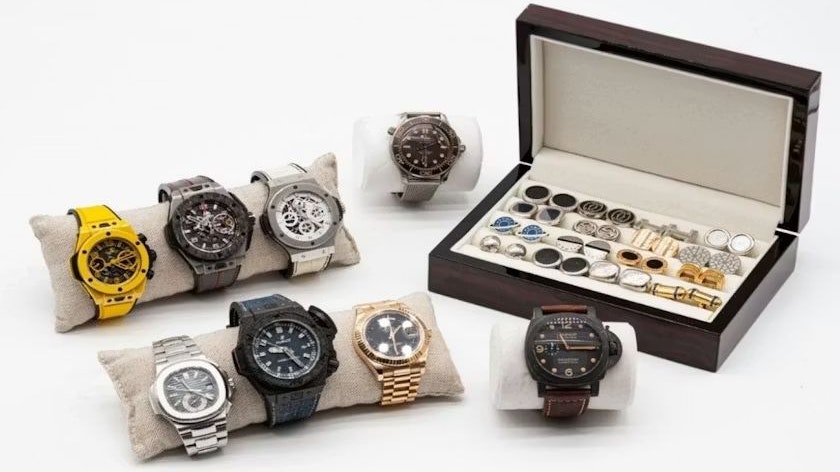 120.000 Euro Bargeld, elf Luxusuhren, u.a. der Marken Patek Philippe, Rolex, Hublot, Omega und Panerai, sowie Manschettenknöpfe wurden im Tresor gefunden