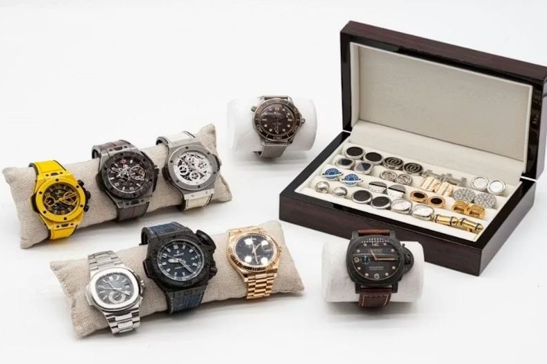 120.000 Euro Bargeld, elf Luxusuhren, u.a. der Marken Patek Philippe, Rolex, Hublot, Omega und Panerai, sowie Manschettenknöpfe wurden im Tresor gefunden