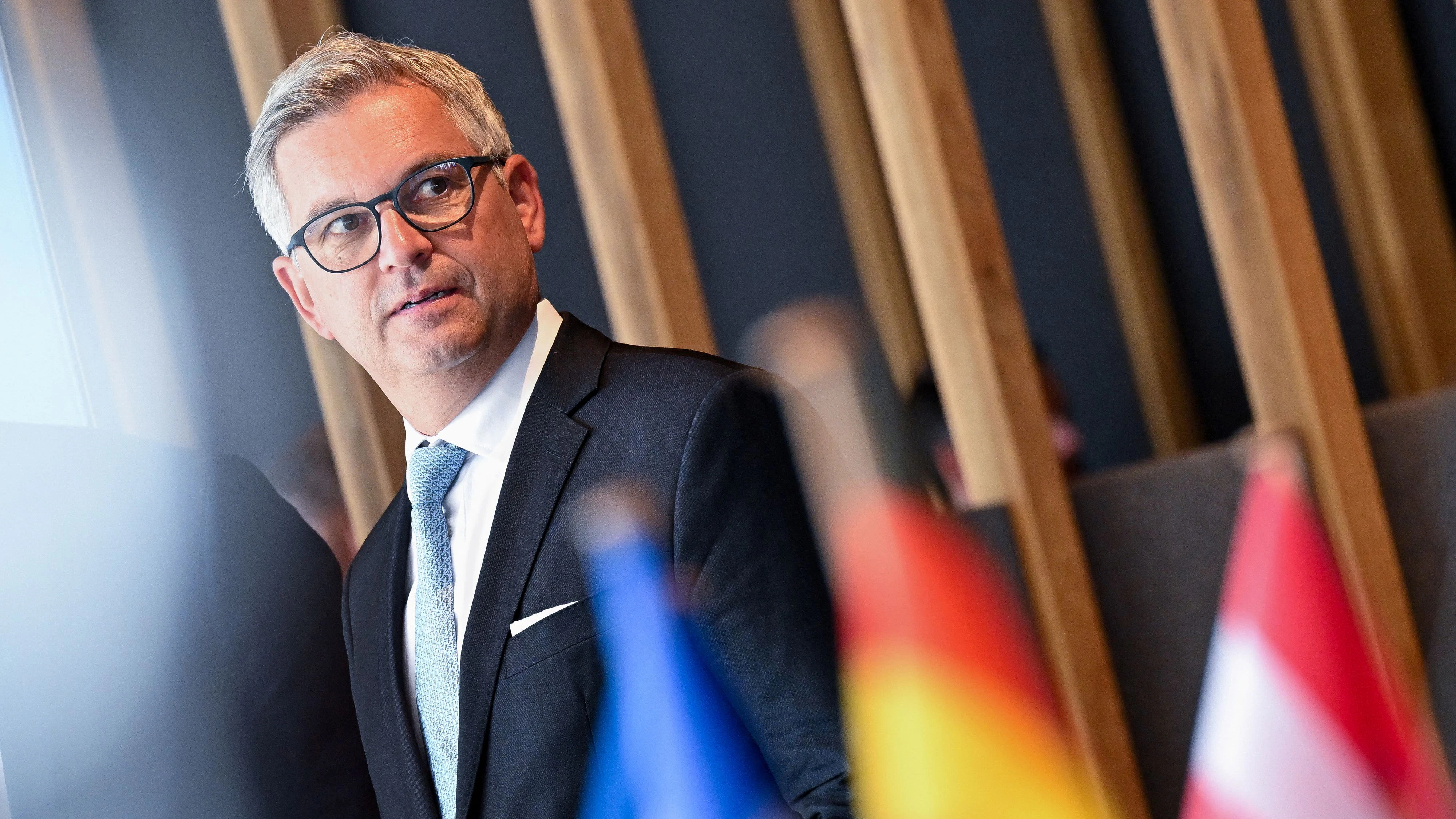 Magnus Brunner verteidigt die europäische Asylreform. 