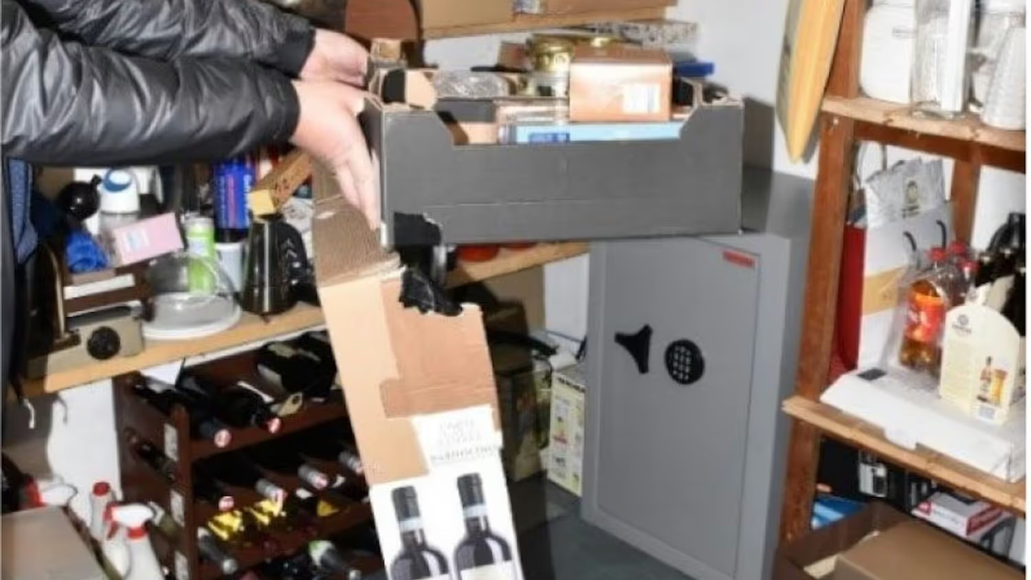 So fanden Ermittler den Tresor vor – im Keller versteckt hinter Weinkartons. 
