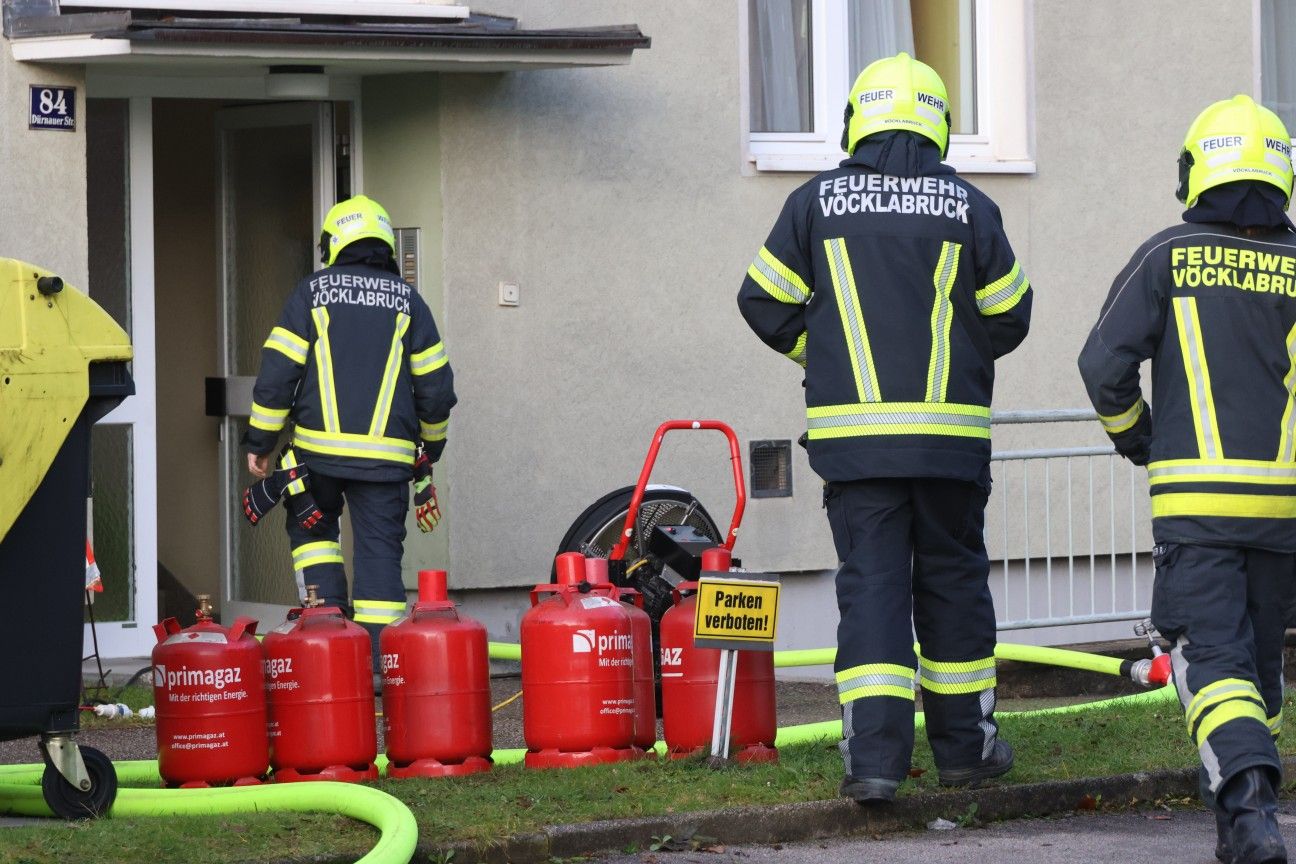 Die Feuerwehr konnte die Propangasflaschen rechtzeitig ins Freie bringen.