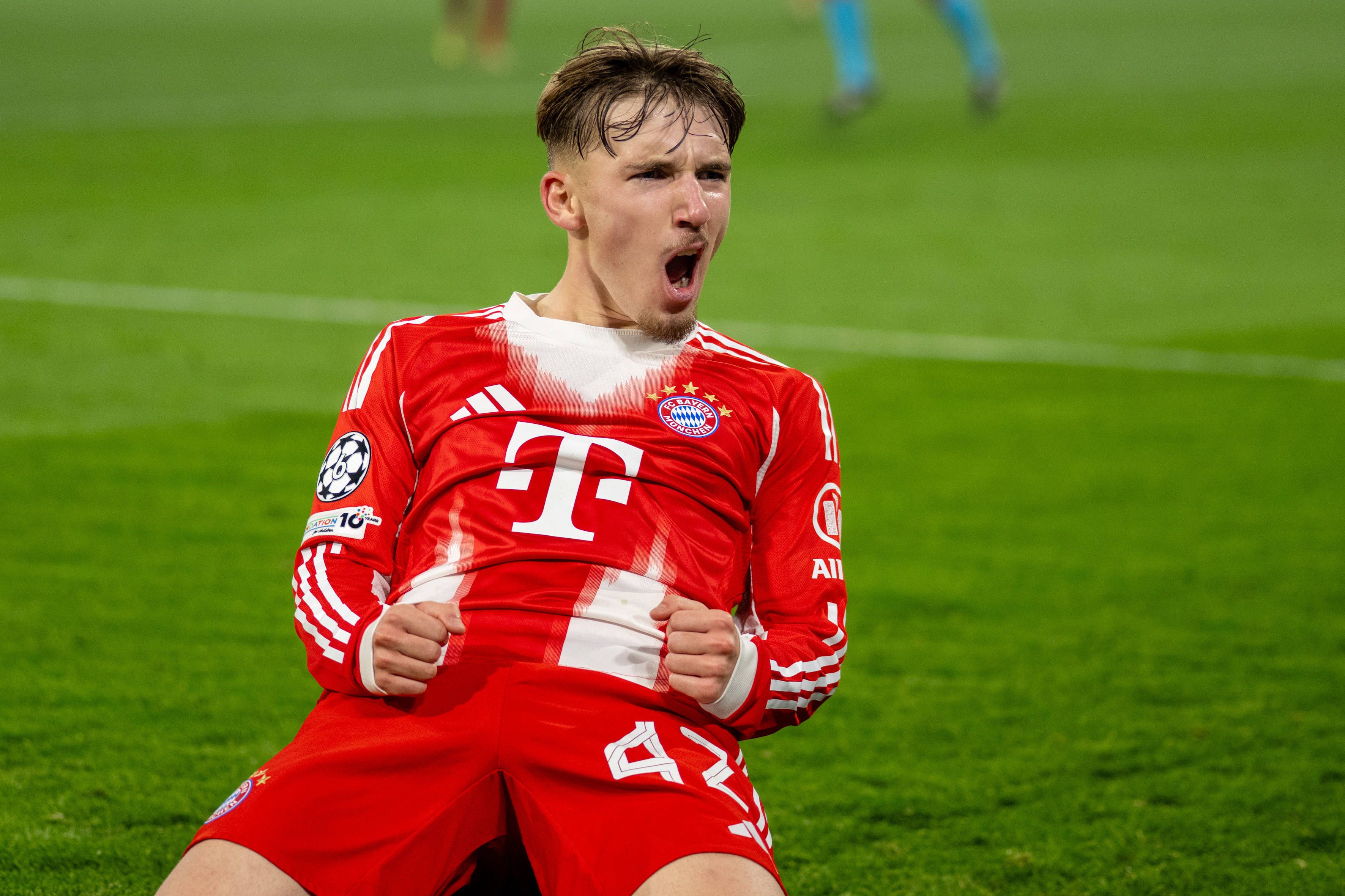 Lennart Karl jubelt über das Tor zum 2:1