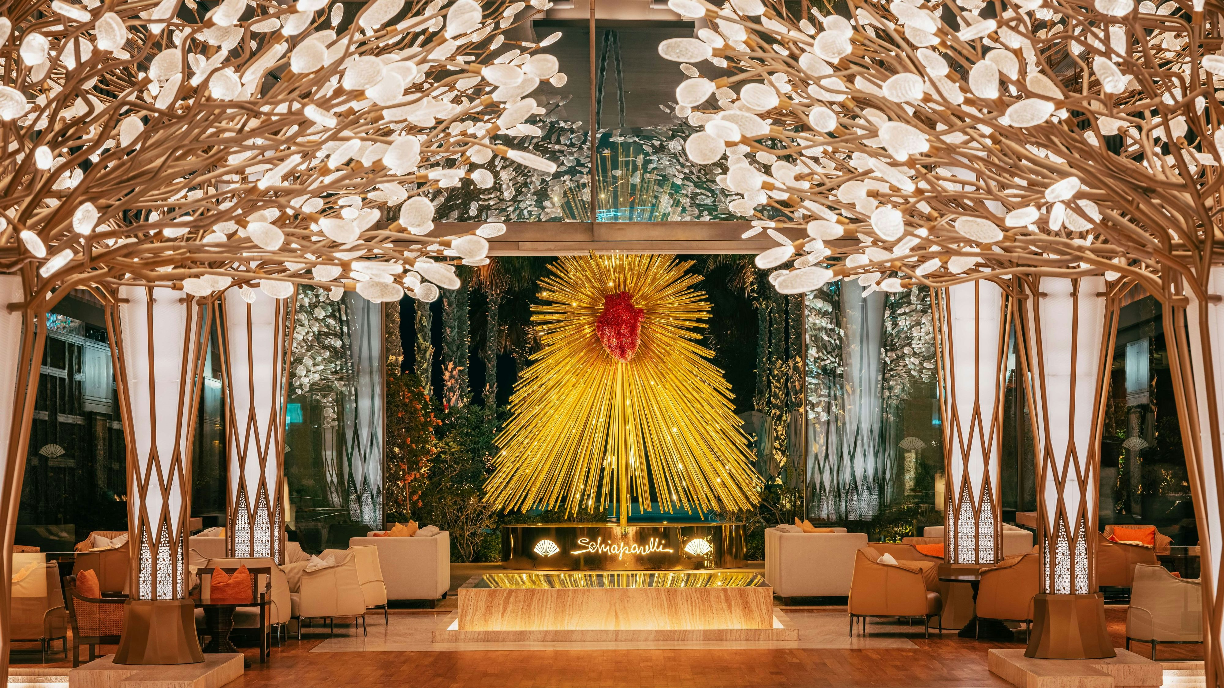 Schiaparelli interpretiert den Weihnachtsbaum auf eigene Weise und lässt ein Herz in der Mitte schlagen.