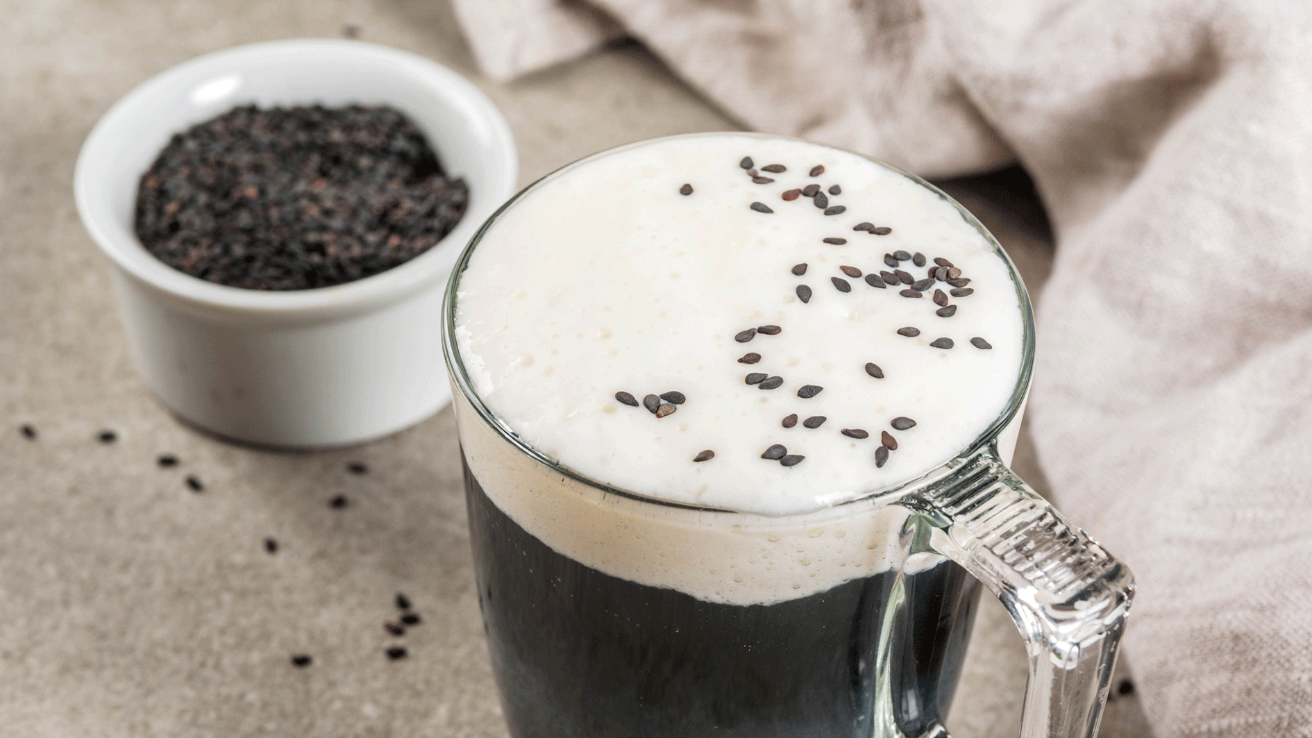 Heute.at - Kein Matcha mehr! Jetzt trinken wir schwarzen Latte