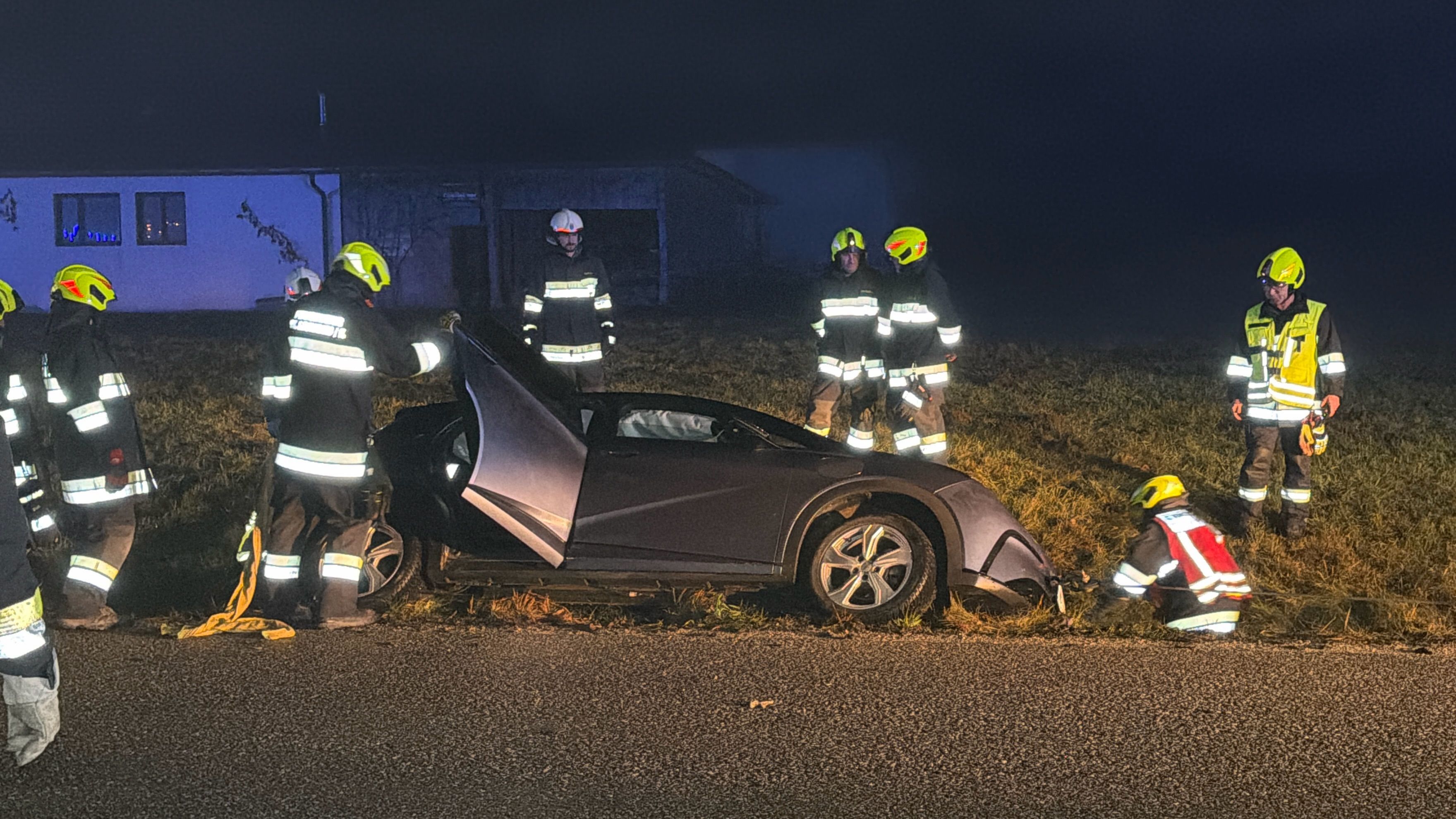 Zahlreiche Einsatzkräft der Feuerwehr an der Unfallstelle.