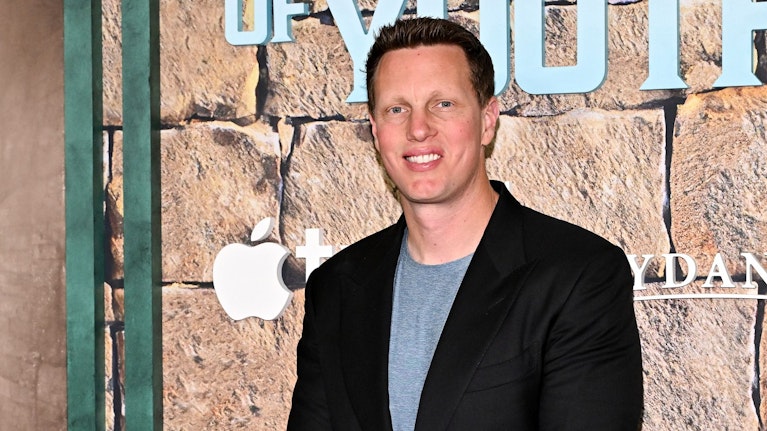 Es geht um die Zukunft des Kinos, des Streamings, des Fernsehens. Plötzlich wollen zwei Medien-Konzerne Warner kaufen, nach Netflix nun auch Paramount. Die Milliarden-Bieterschlacht hat überdies eine politische Schlagseite. Donald Trump mischt kräftig mit.