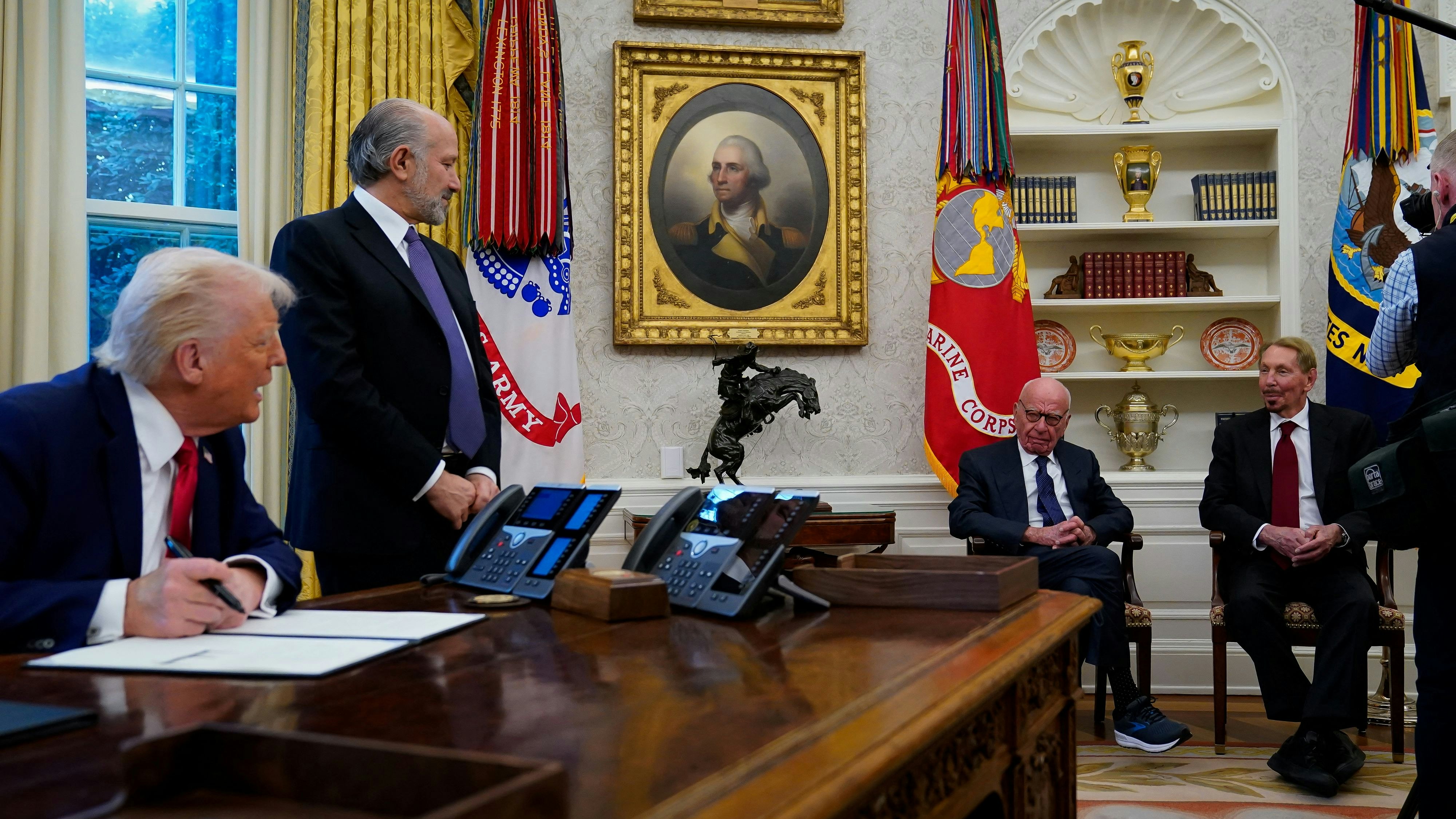 Larry Ellison mit Zeitungs-Magnat Rupert Murdoch bei Donald Trump im Oval Office