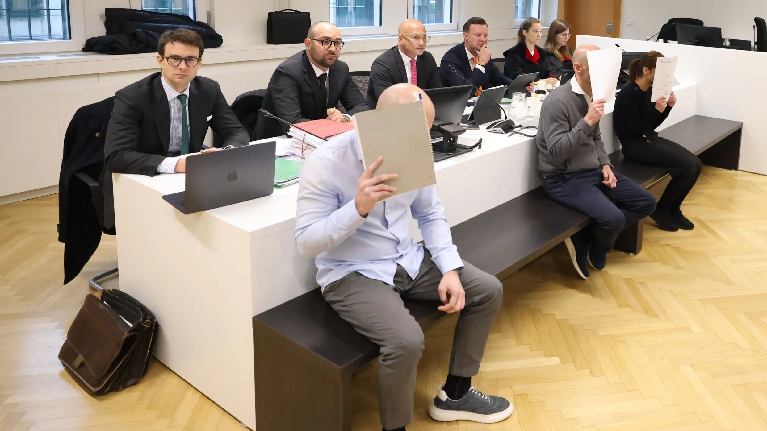 Die Schamanin und zwei Mitangeklagte vor dem Wiener Landesgericht.