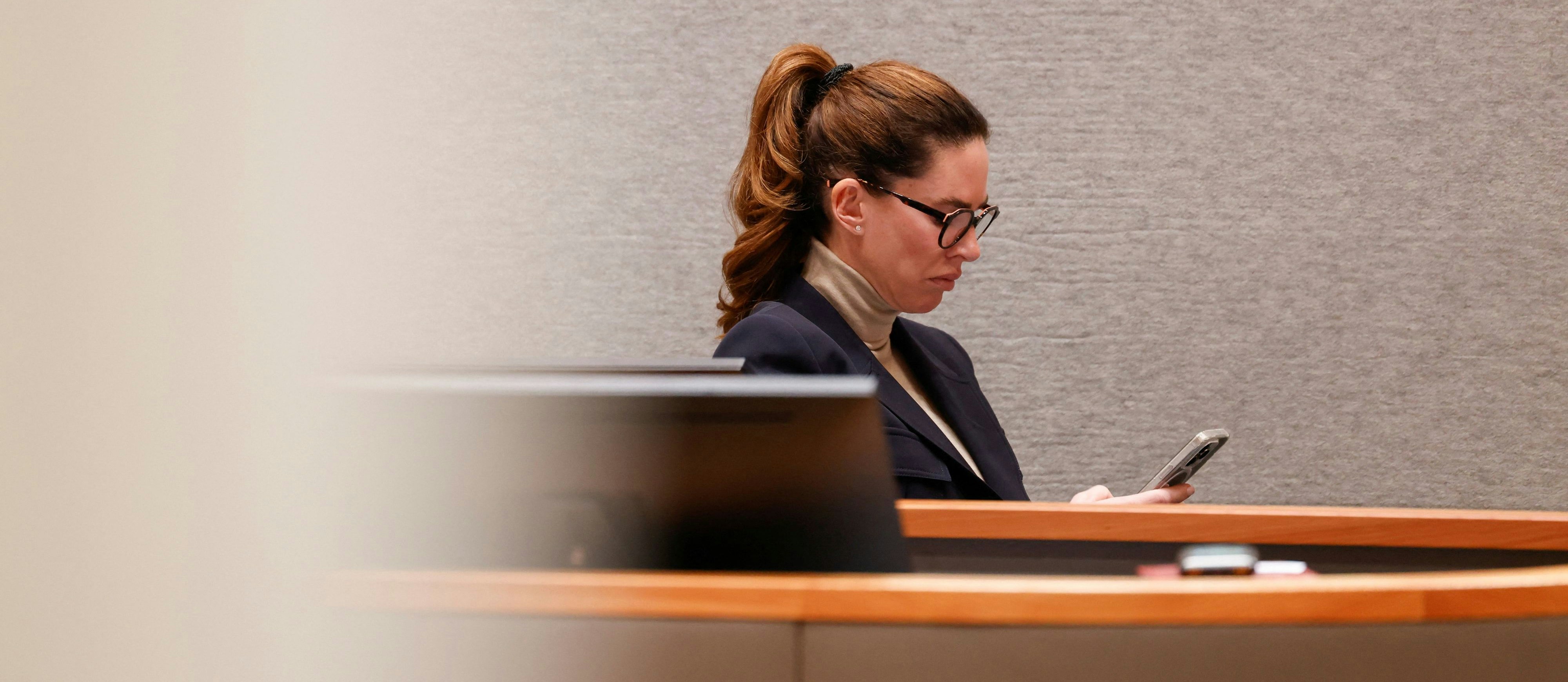 Styling-Tipp aus den USA: "Wenn Sie lange Haare haben, können Sie diese zusammenbinden oder hochstecken."