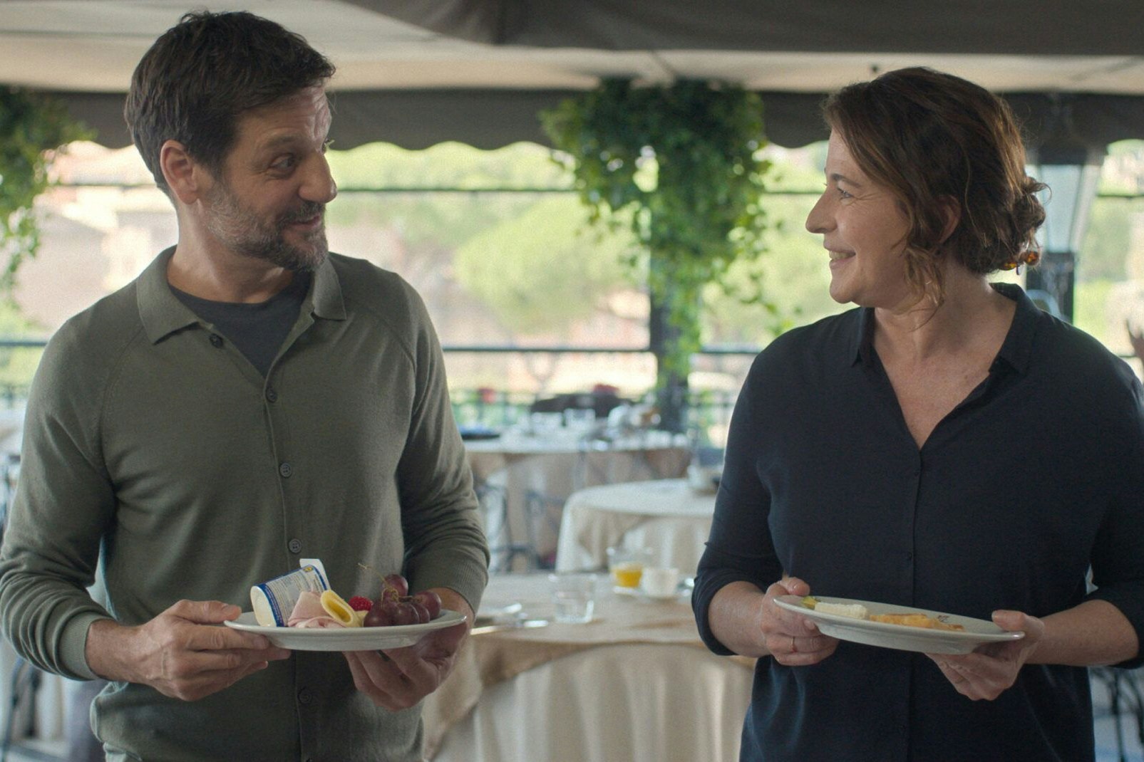 Alex (Rodrigo de la Serna) lässt bei Eva (Nora Navas) die Schmetterlinge wieder erwachen: "Ein Leben ohne Liebe ist möglich, aber sinnlos"