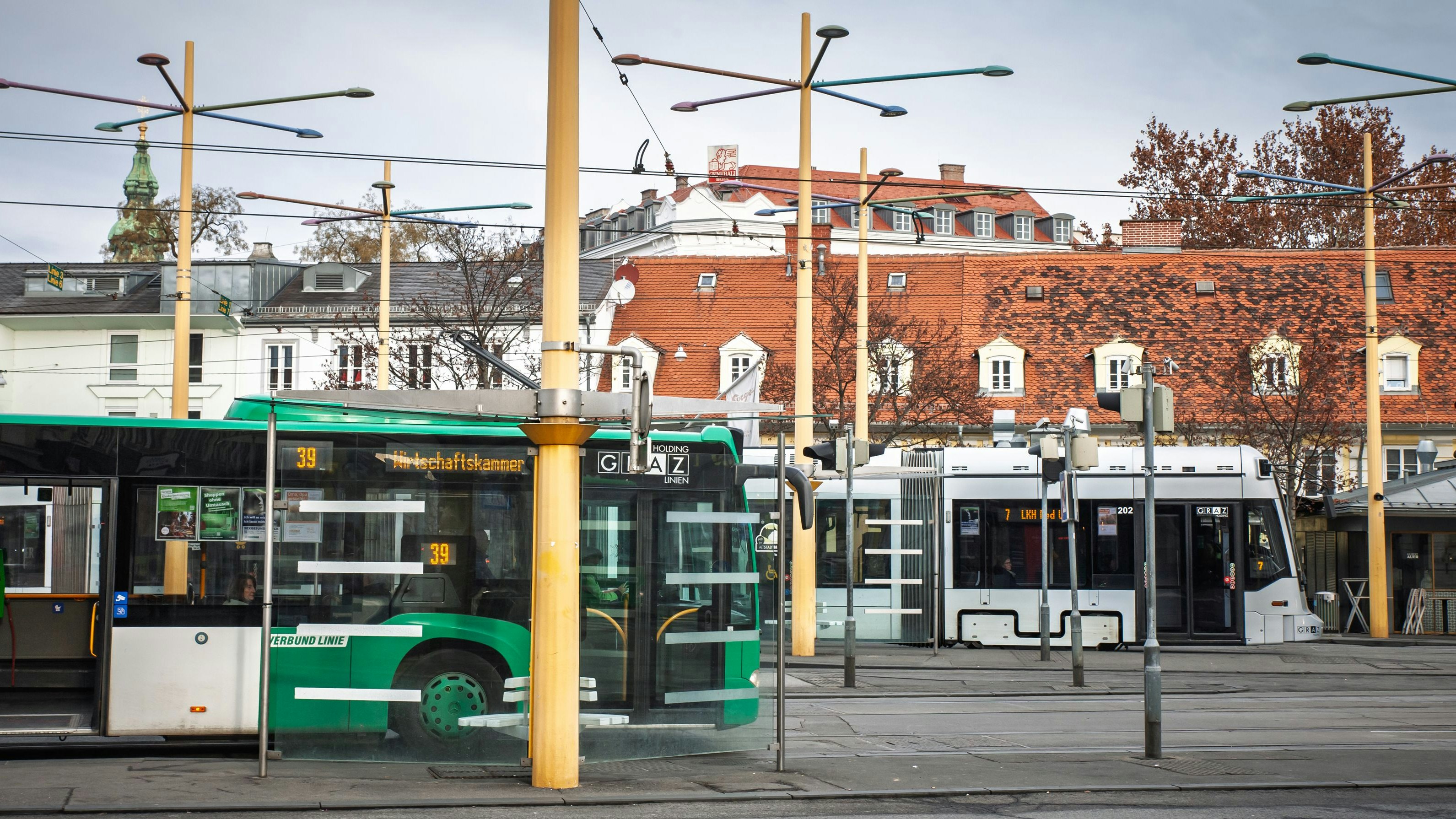 Heute.at - Drei Verletzte in Straßenbahn – Polizei sucht Zeugen