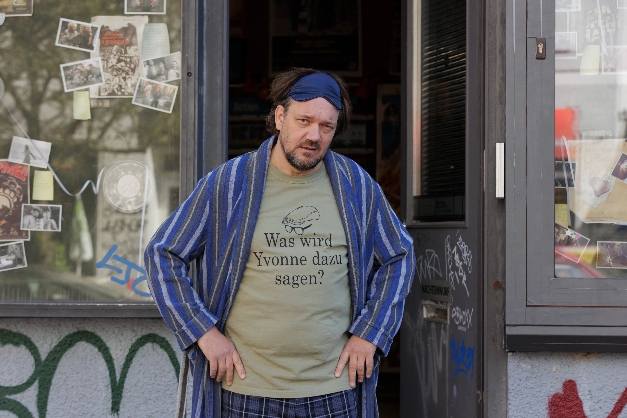 Charly Hübner in der Maxim-Leo-Bestsellerverfilmung "Der Held vom Bahnhof Friedrichstraße" aus 2025