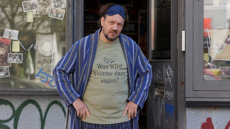 Präpotent-doofe Wessis treffen auf gutmütig-schlaue Ossis – diese Mischung funktioniert auch 35 Jahre nach dem Ende der DDR noch. Die Komödie 