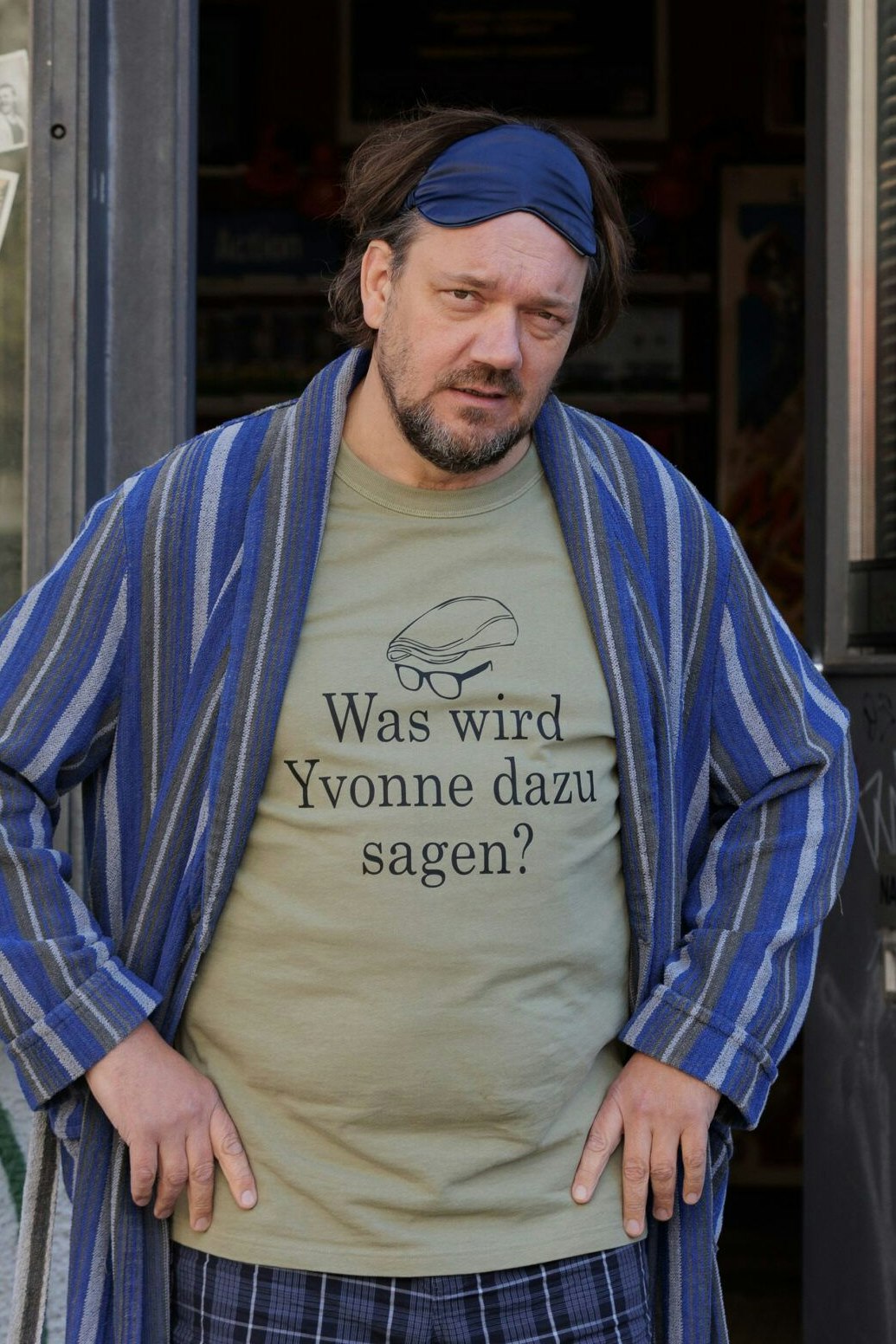 Micha (Charly Hübner) als Videothekar und Held wider Willen in "Der Held vom Bahnhof Friedrichstraße"