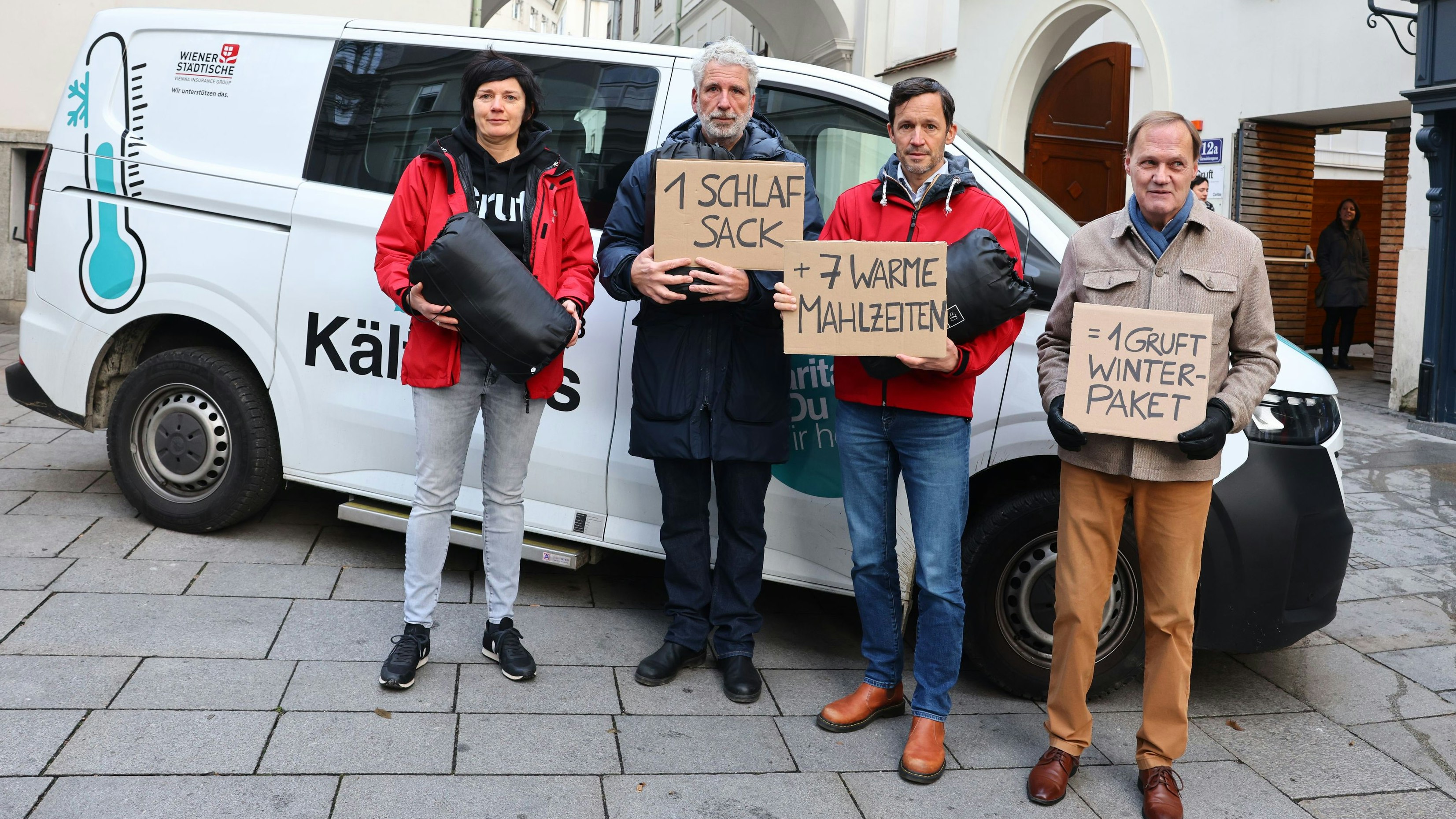Gruft-Chefin Lis Pichler, Dirk Stermann, Caritas-Chef Klaus Schwertner und Klient der Gruft