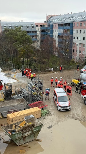 Kranfahrer-Kollaps in Wien-Favoriten: Spektakuläre Höhenrettung aus 50 Metern erfolgreich, Arbeiter nach Einsatz ins Spital gebracht.