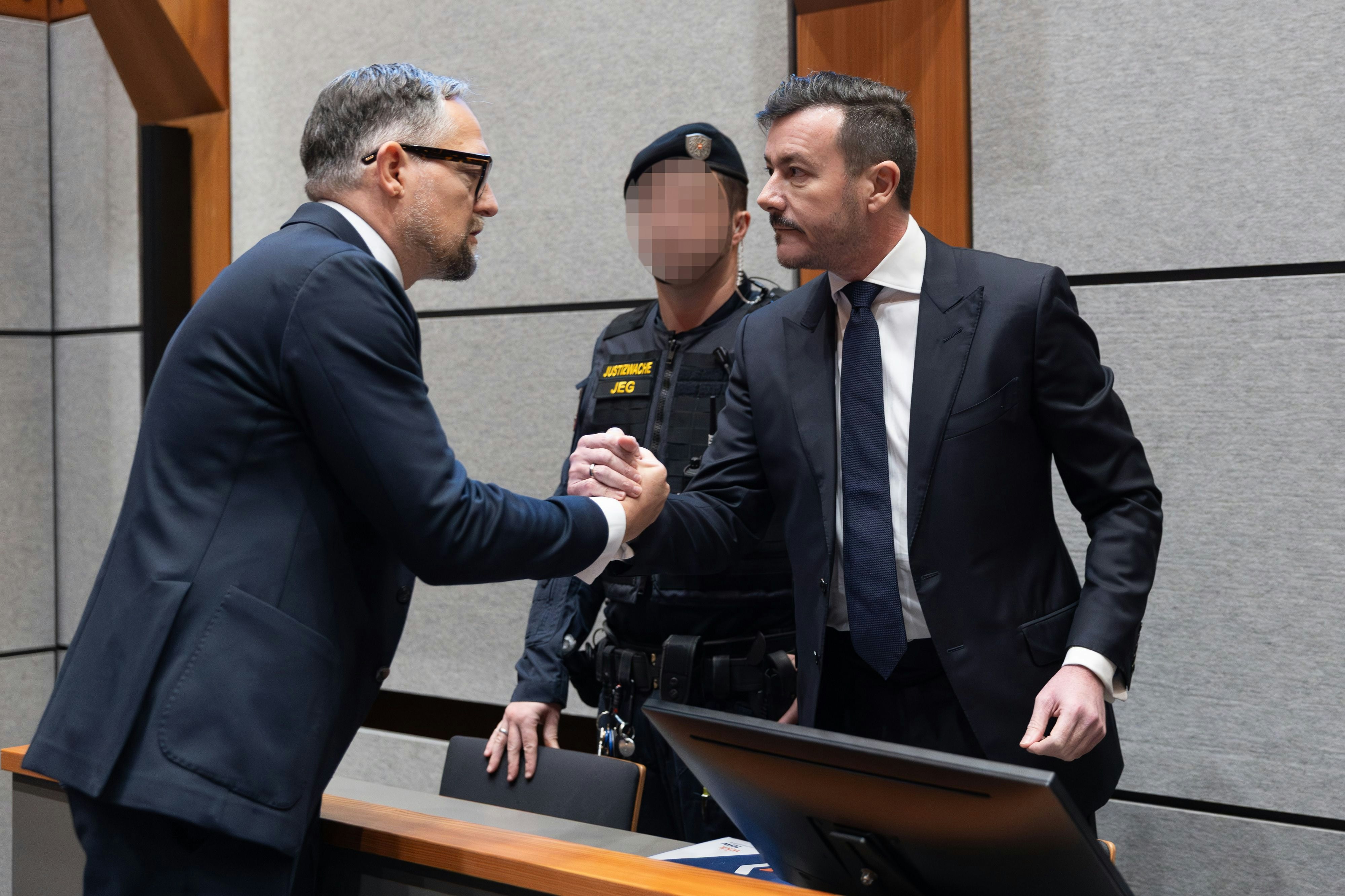 Signa Gründer Rene Benko klatscht mit seinem Anwalt Norbert Wess ab