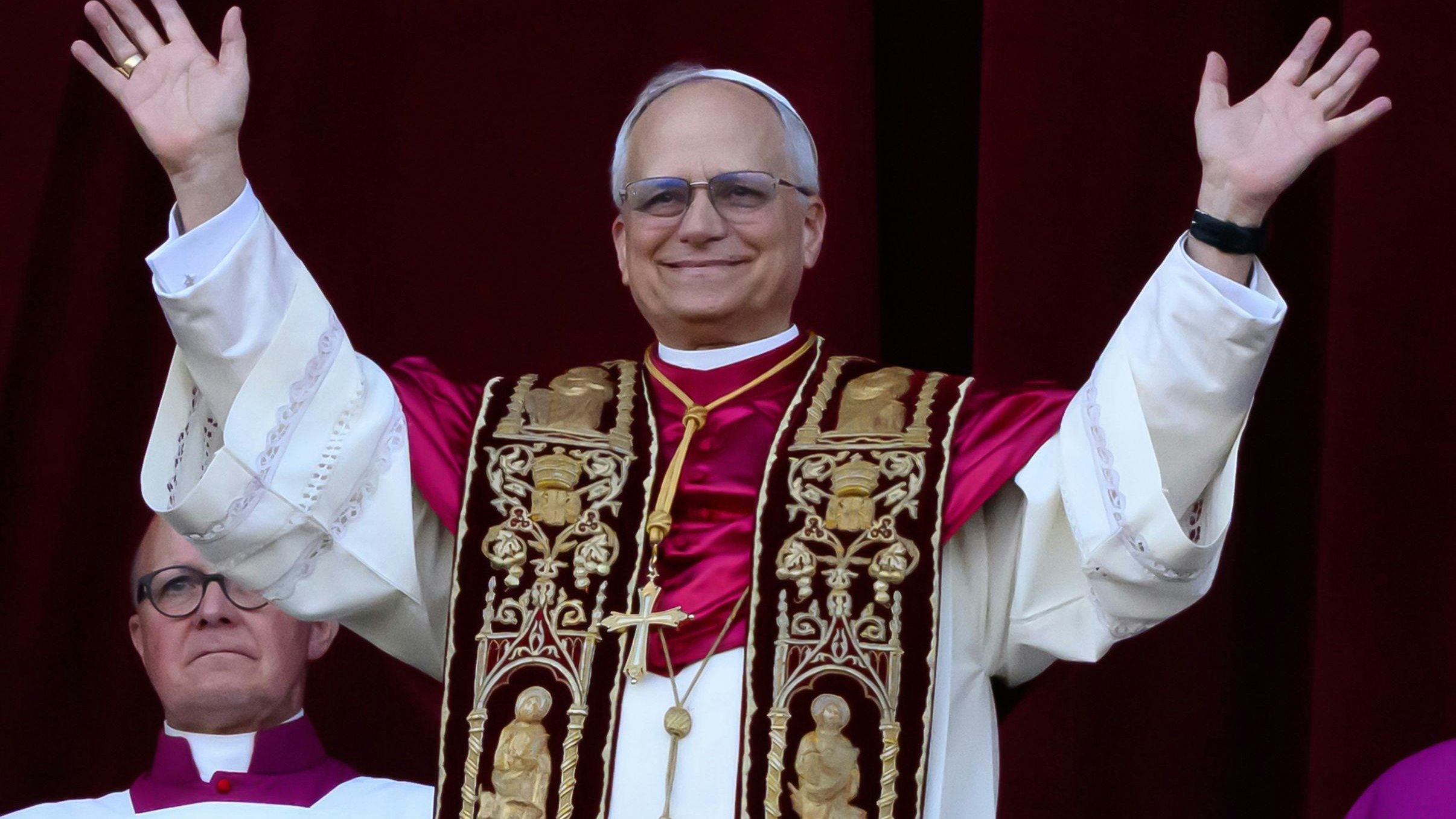 Kurz nach seiner Wahl am 8. Mai 2025 trat Papst Leo auf den Balkon des Petersdom – mit einem grossen, goldenen Kreuz.