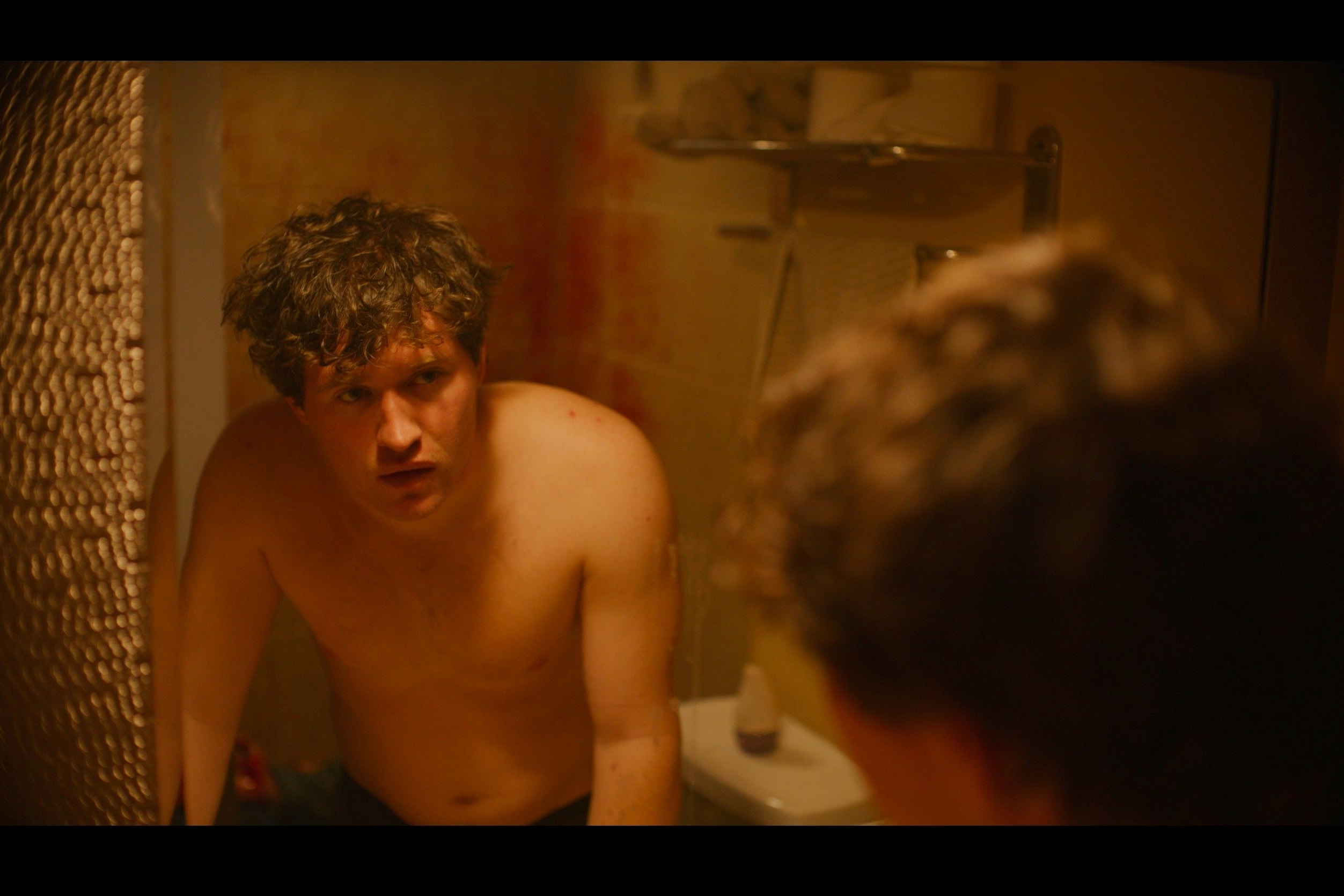 Ich weiß nicht wer du bist, aber ich wasche dir trotzdem das Blut runter …