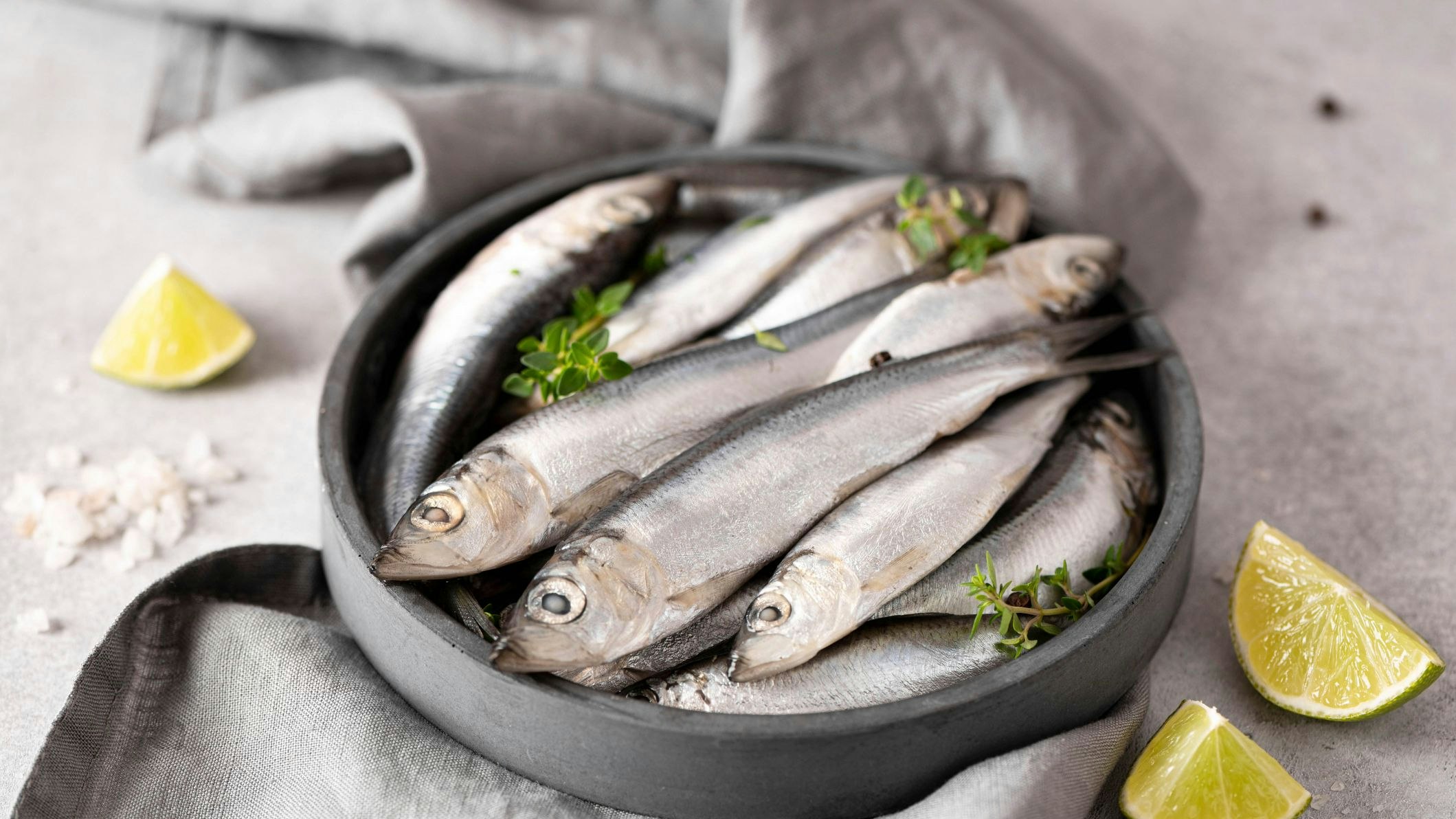Sardinen sind sehr ölige Fische, die wertvolle Omega-3-Fettsäuren und vor allem Jod liefern. Leider sind sie deshalb auch ein beliebter Speisefisch des Menschen. 
