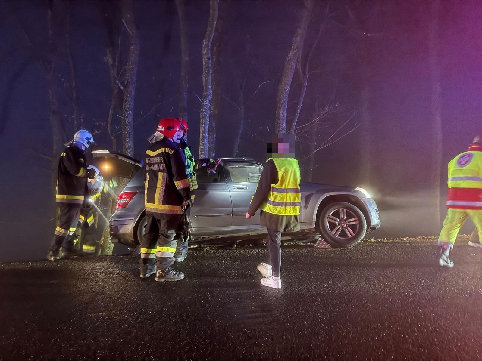 Der Fahrer konnte nach der Bergung weiterfahren. 