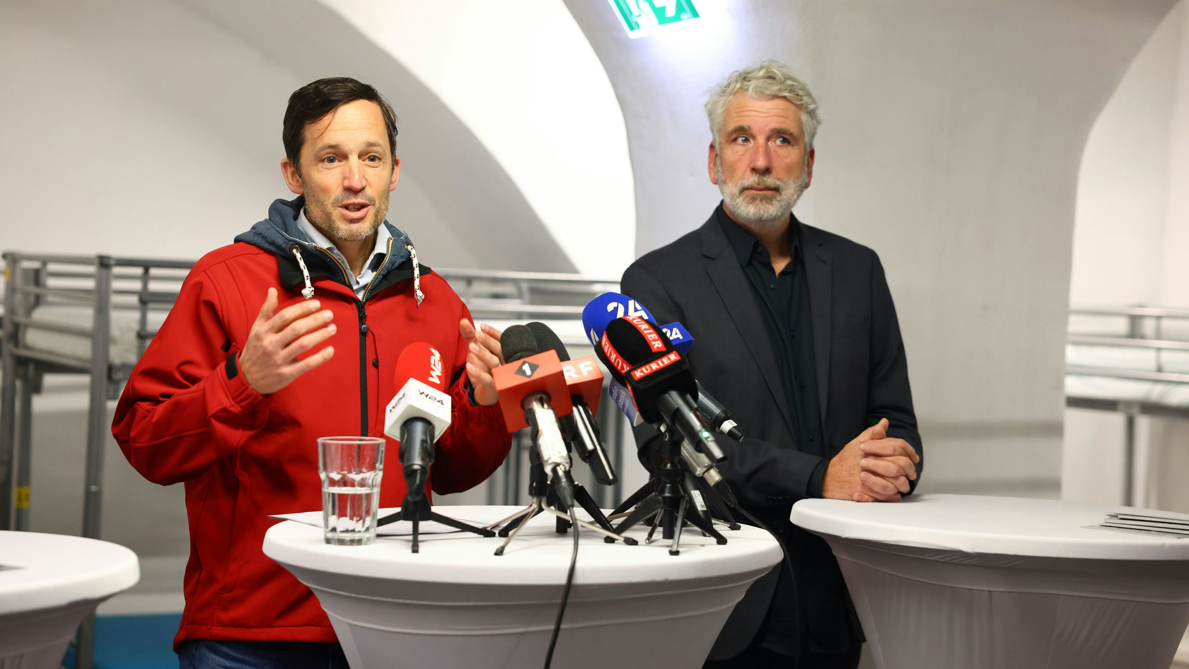 Caritas-Chef Klaus Schwertner und Dirk Stermann in der Gruft.