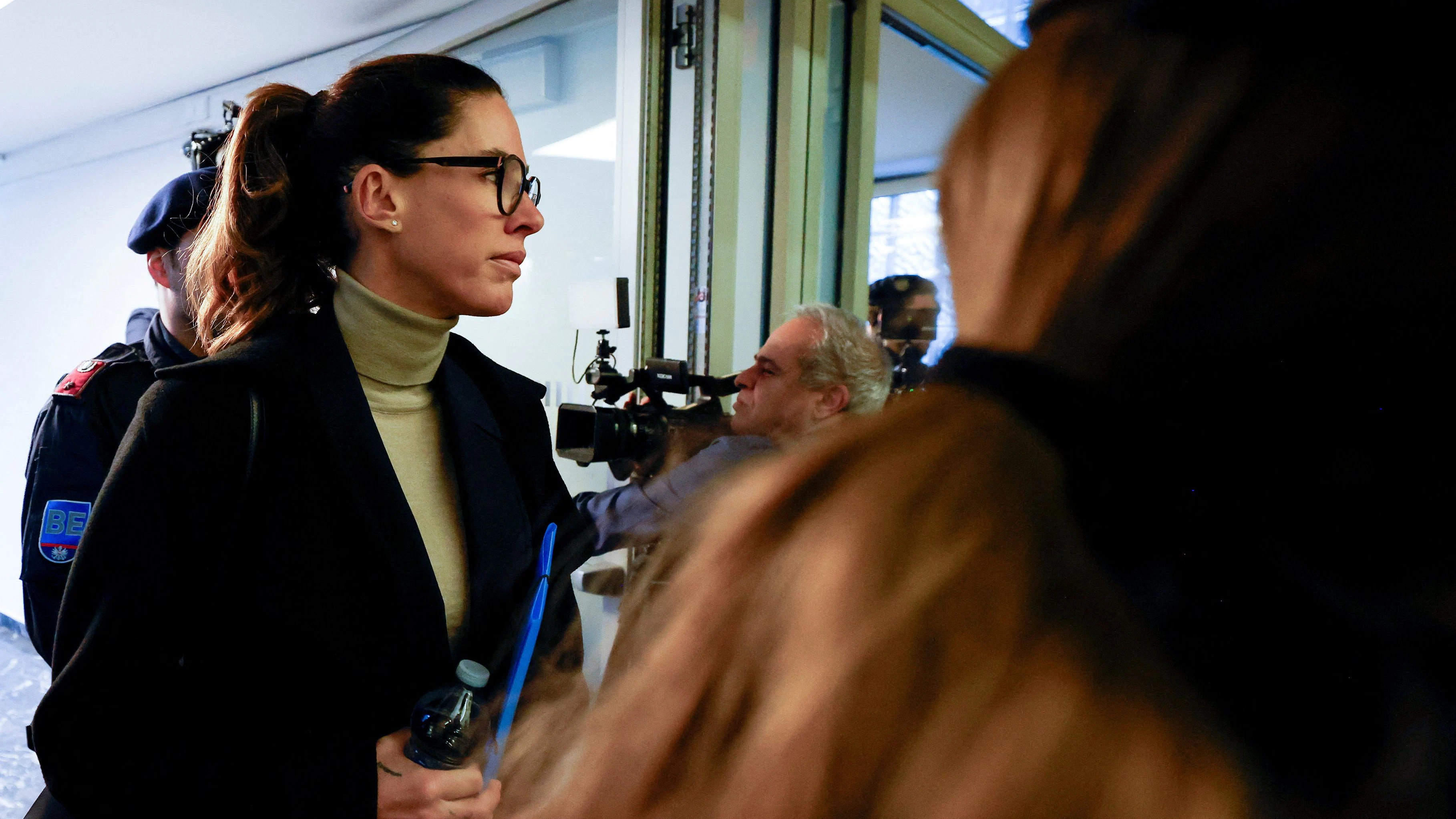 Nathalie Benko erschien mit Brille vor Gericht, sie ist Mitangeklagte
