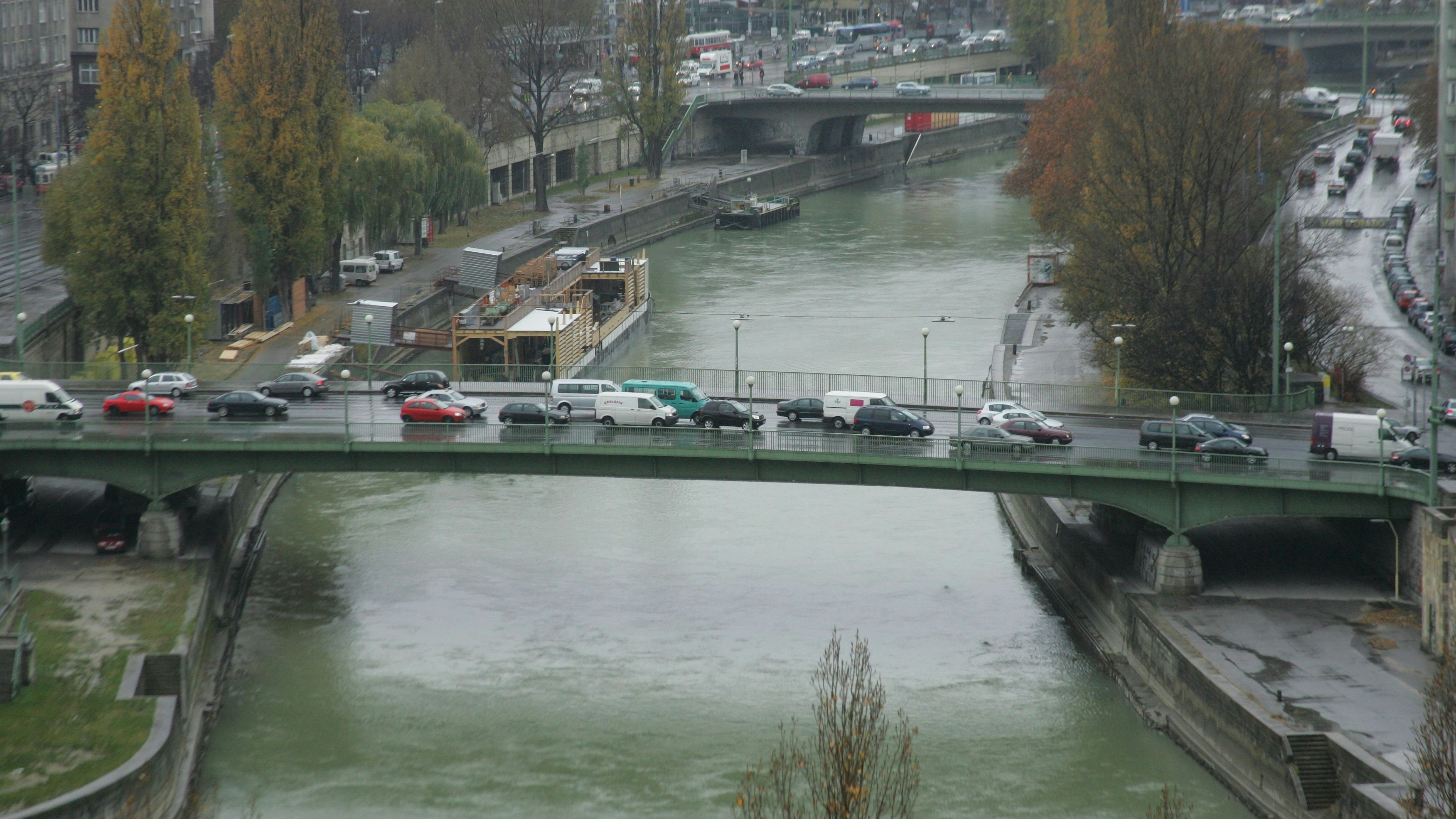 Heute.at - Sperre von Brücke legt Wiener Innenstadt komplett lahm
