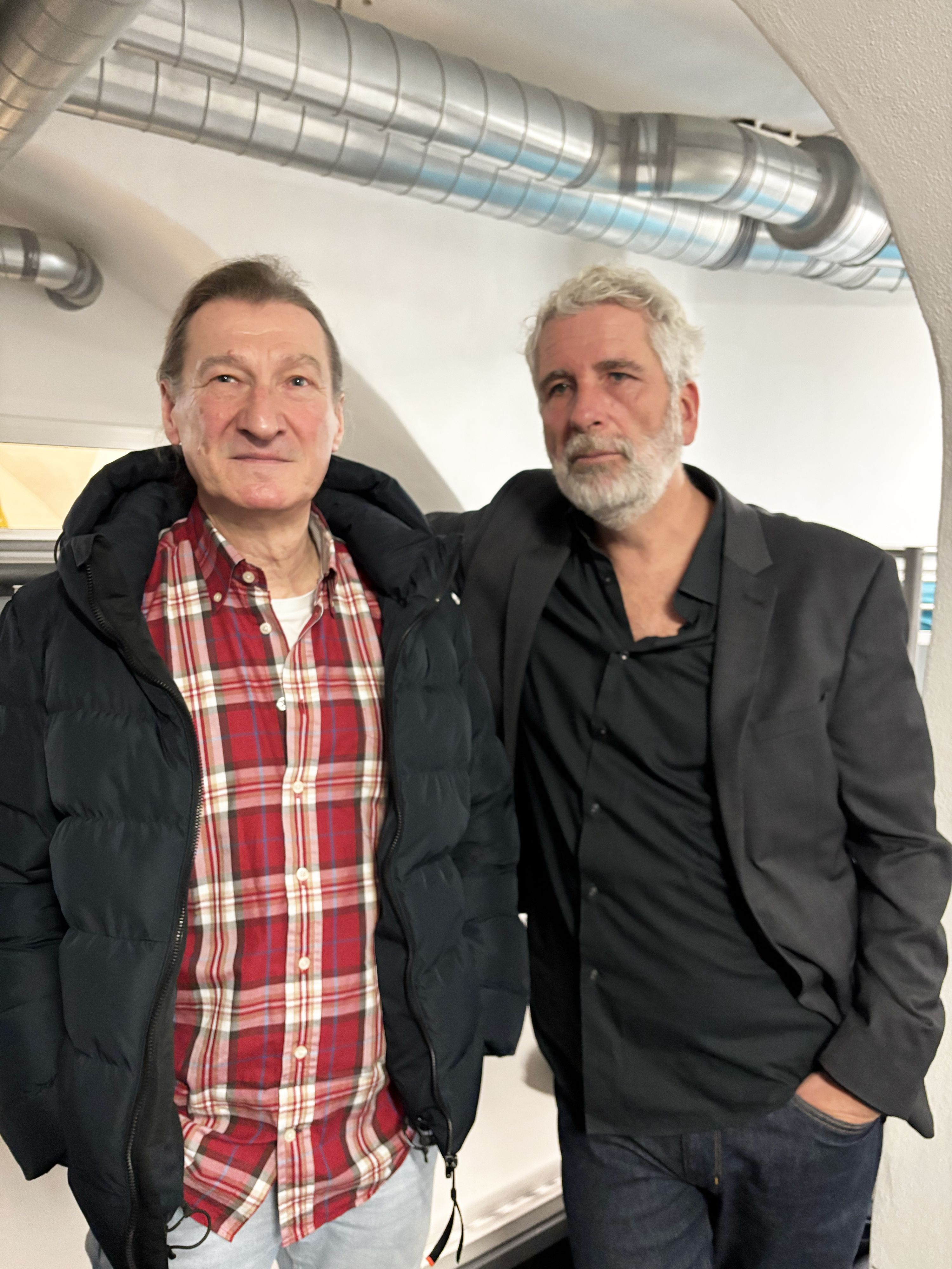 Paul (63) mit Dirk Stermann in der Gruft der Caritas Wien.