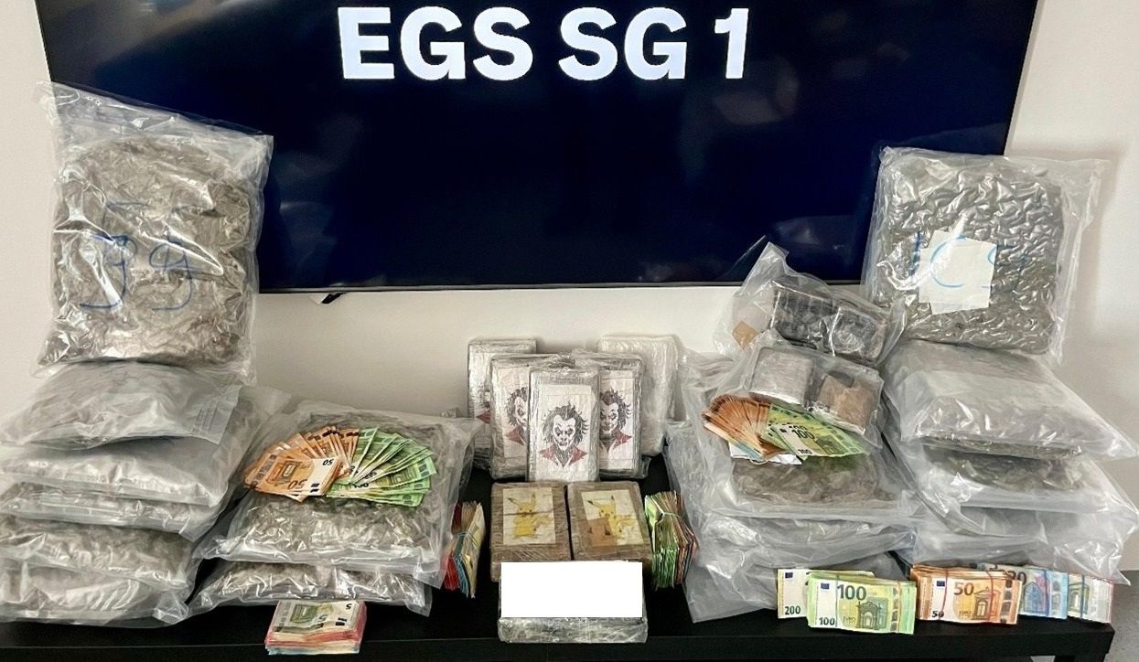 Die sichergestellten Drogen und Geldbestände.