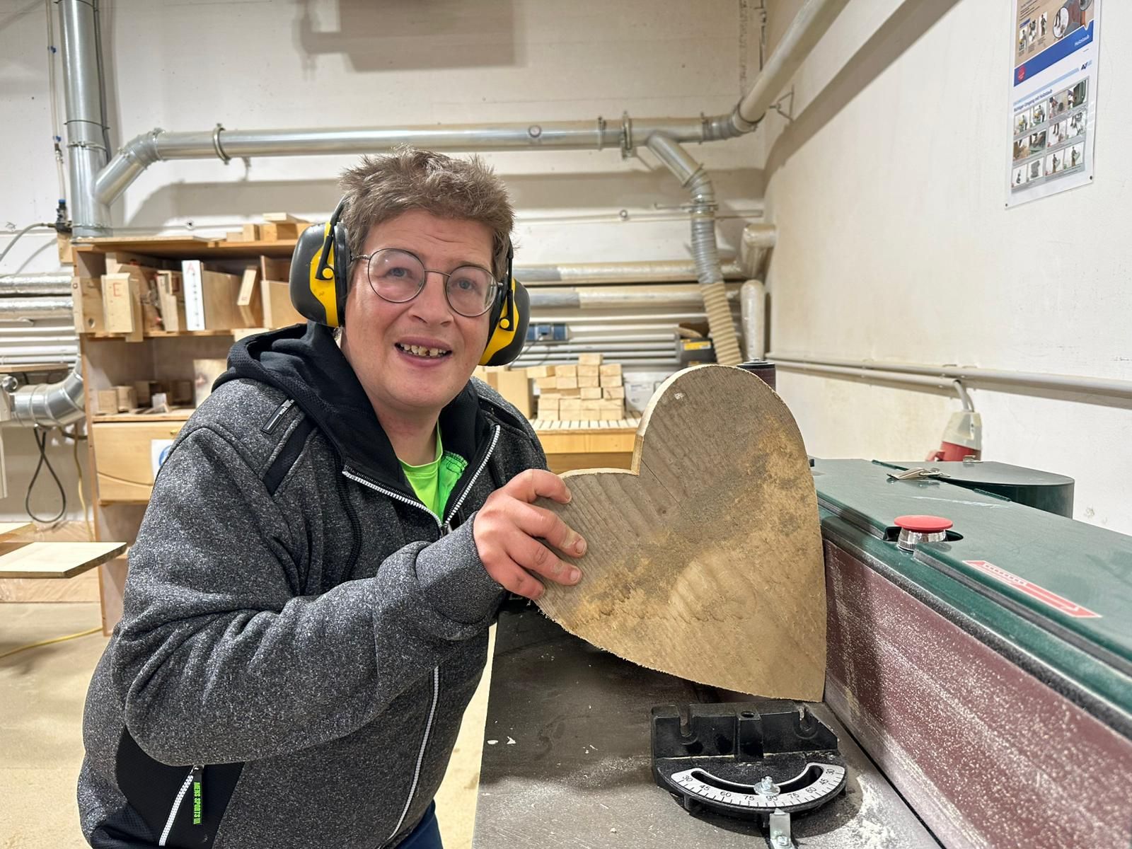 Attwenger produziert ein Holzherz für die Gartendeko.