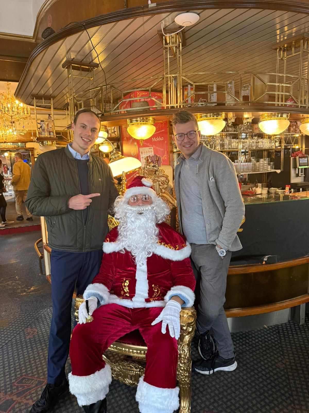 Heute.at - Fünfhaus-Santa sammelt für Kids – Kult-Lokal hilft