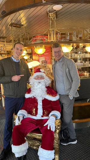 Fünfhaus-Santa sammelt Spenden für Kinder im St. Anna Kinderspital. Kult-Lokal Siebenbrunnen unterstützt mit Charity-Aktionen in Wien.