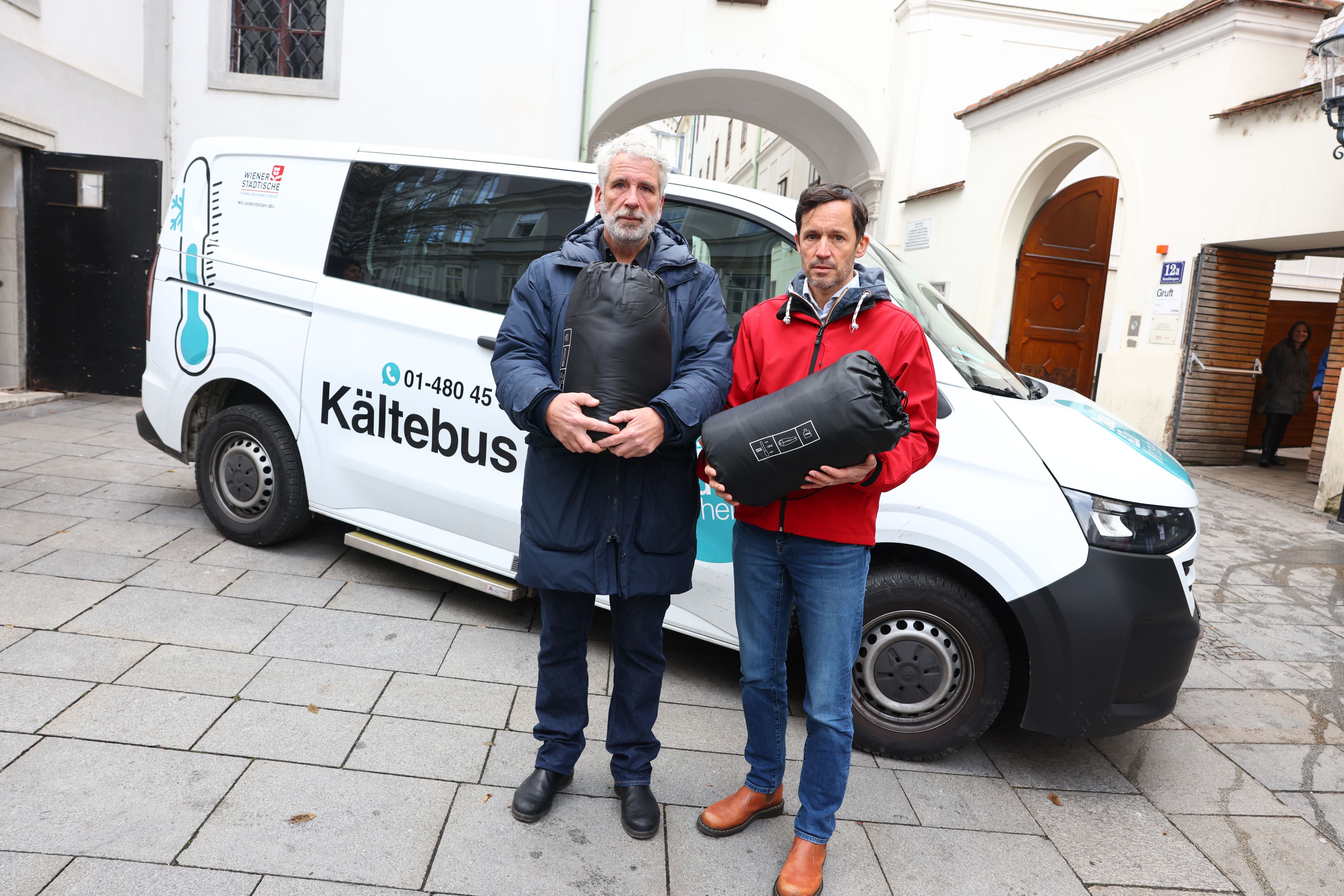 Dirk Stermann und Caritas-Chef Klaus Schwertner bitten um Winterpaket-Spenden.