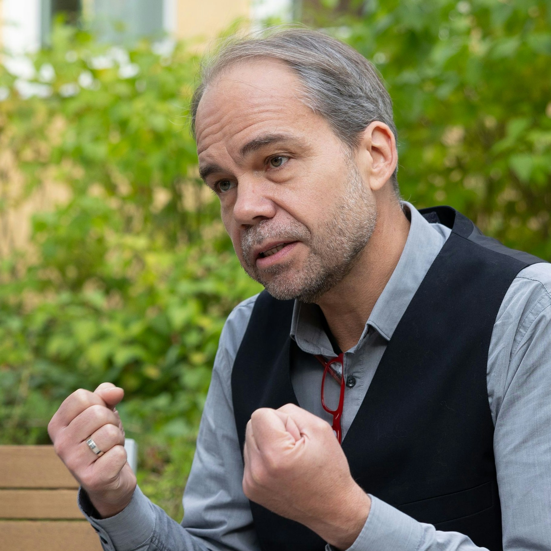 Oliver Scheibenbogen (r.) ist Gesundheitspsychologe.