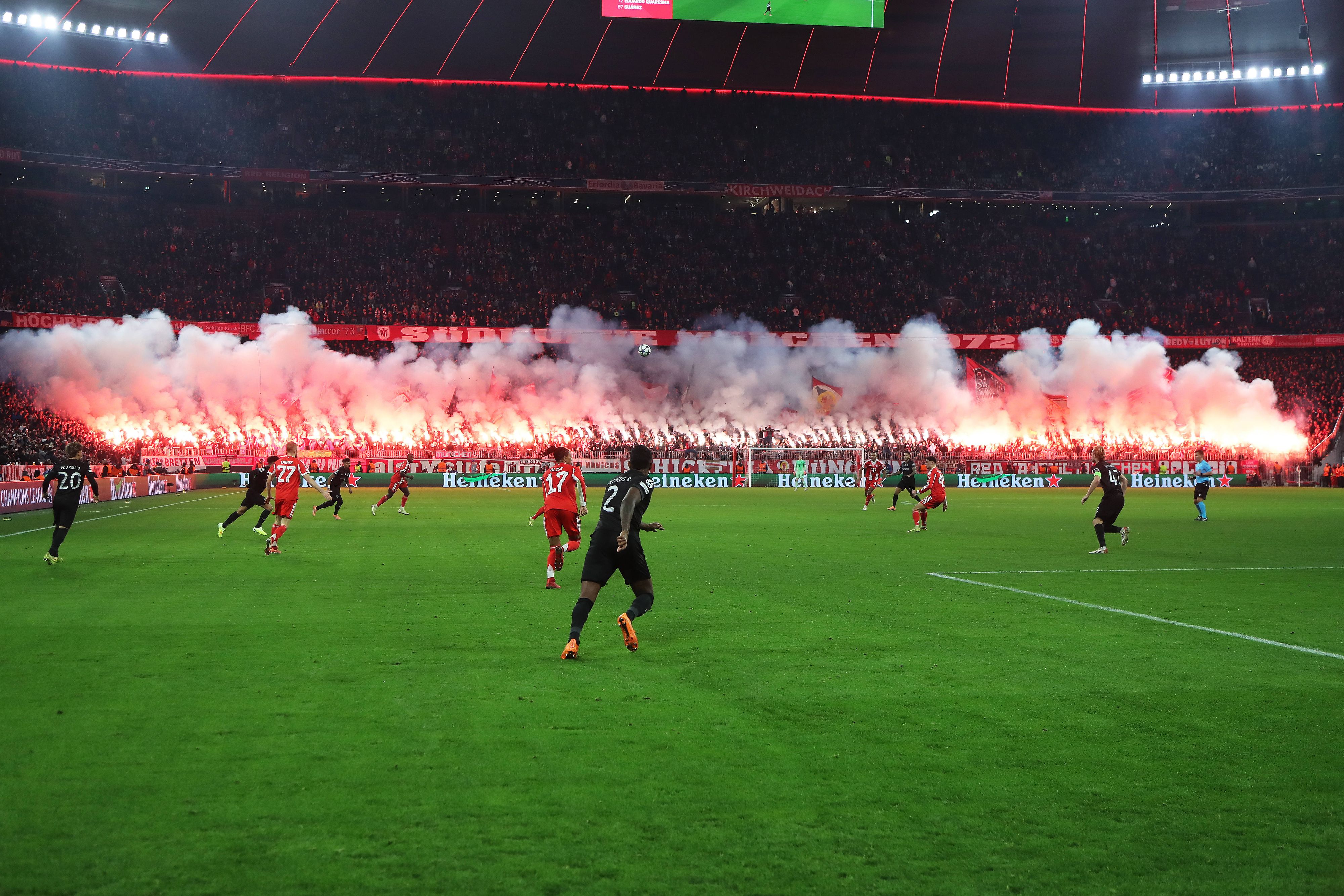 Die Bayern-Fans zündeten Pyro.