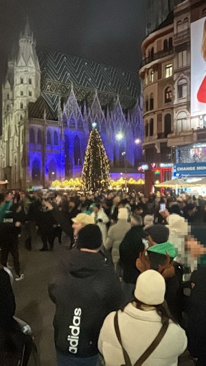 Omonia Nikosia Fans sorgen am Stephansplatz für Stimmung vor dem Rapid-Spiel. Eskalation in Wien vor dem Conference-League-Duell.