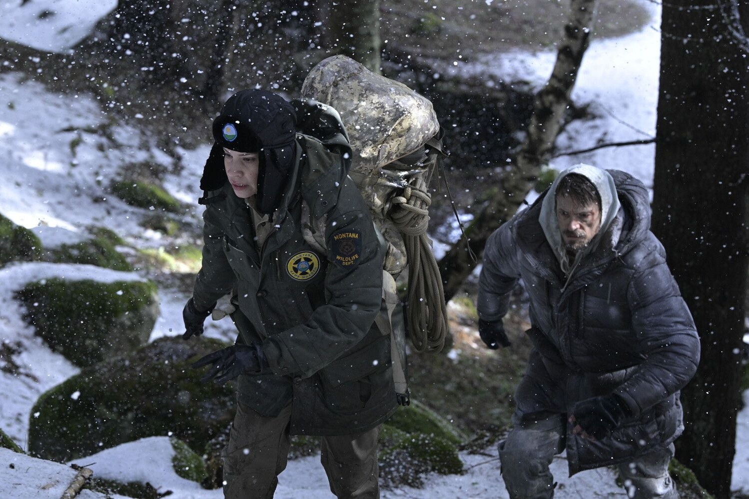 "Icefall – Bis das Eis bricht!": Harlan (Joel Kinnaman) und Annie (Cara Jade Myers) in Stefan Ruzowitzkys Rückkehr ins Action-Genre