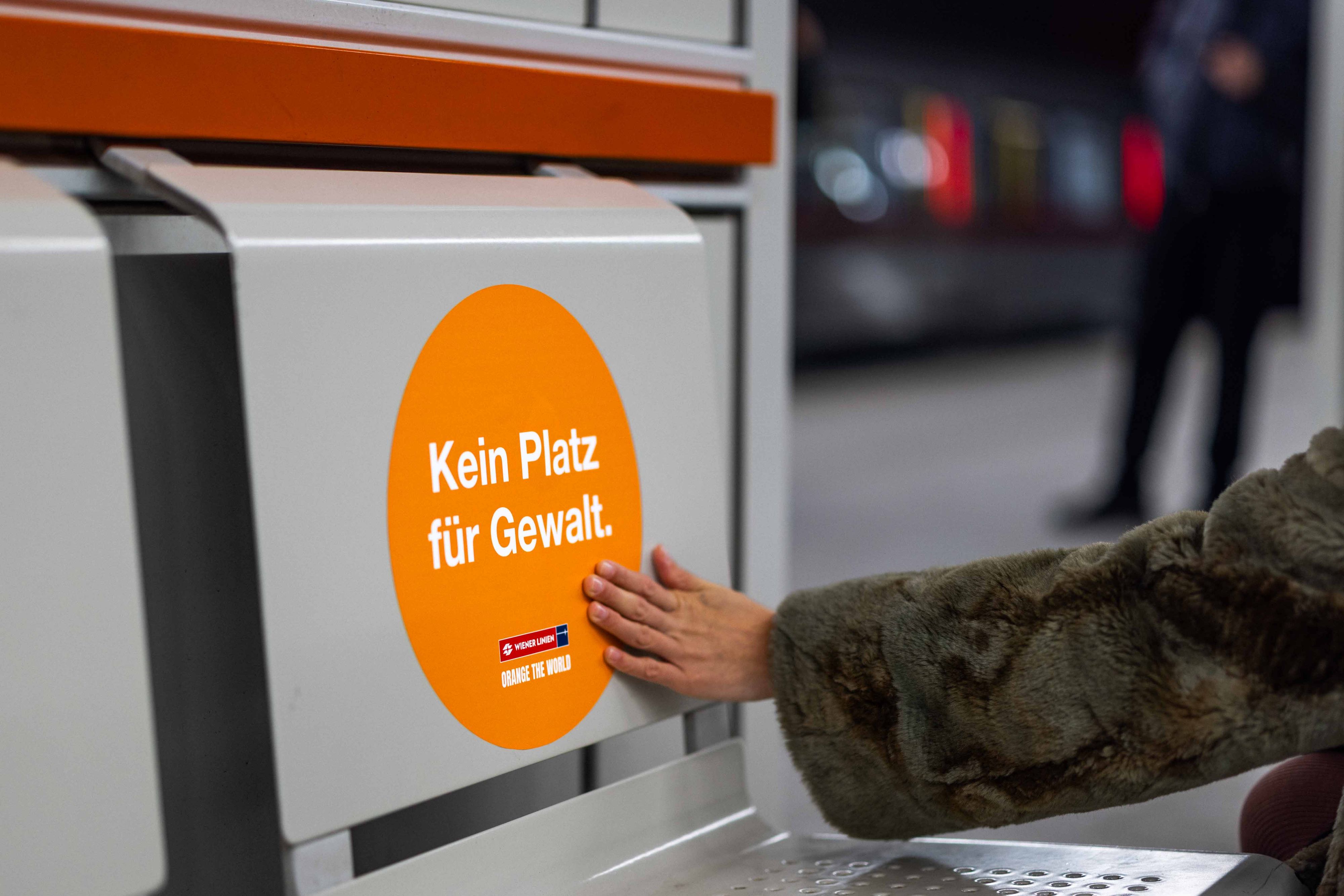 Die orangen Sticker an den U3-Stationen bleiben sichtbar!