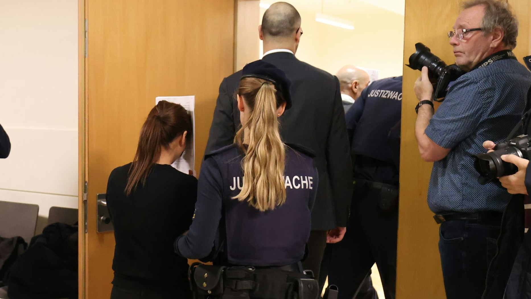 Heute.at - 1,8 Millionen ergaunert – Schamanin Anna vor Gericht