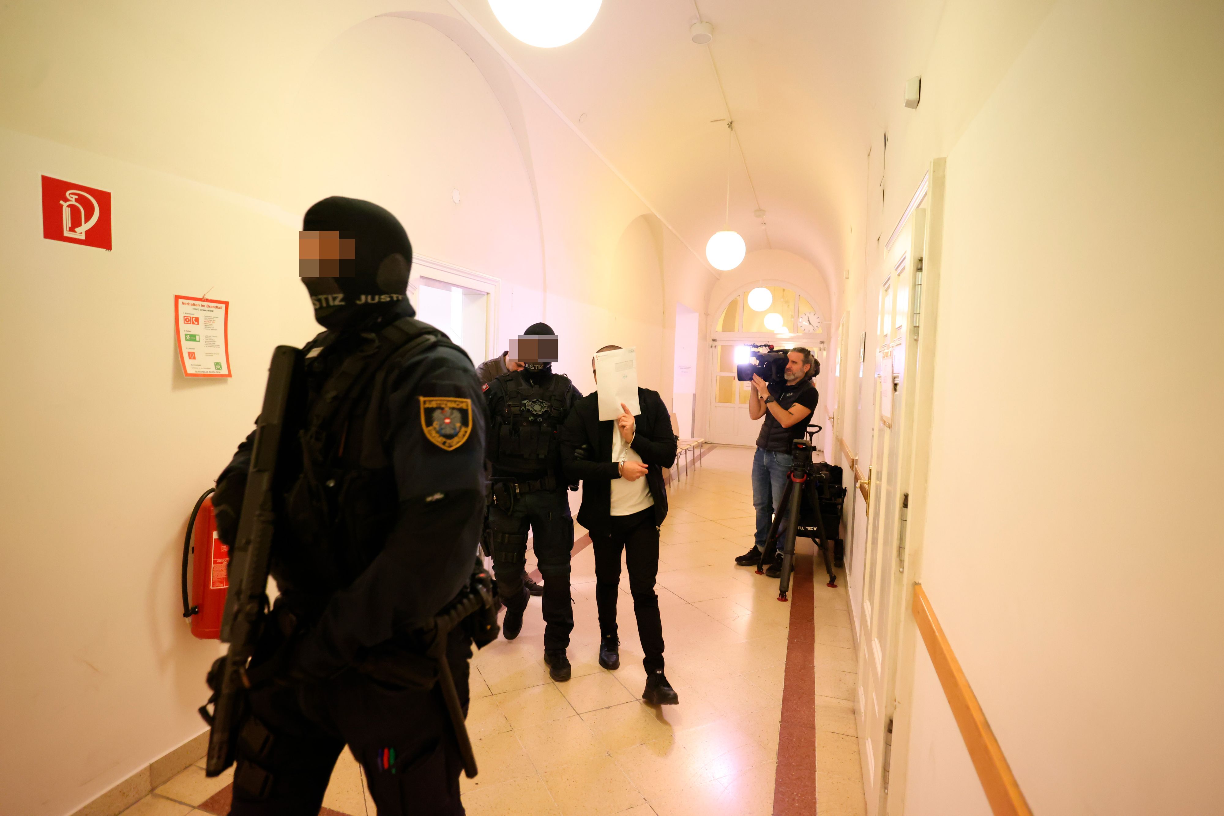 Große Sicherheitsvorkehrungen beim Prozess gegen drei Bankomat-Sprenger in Wien.