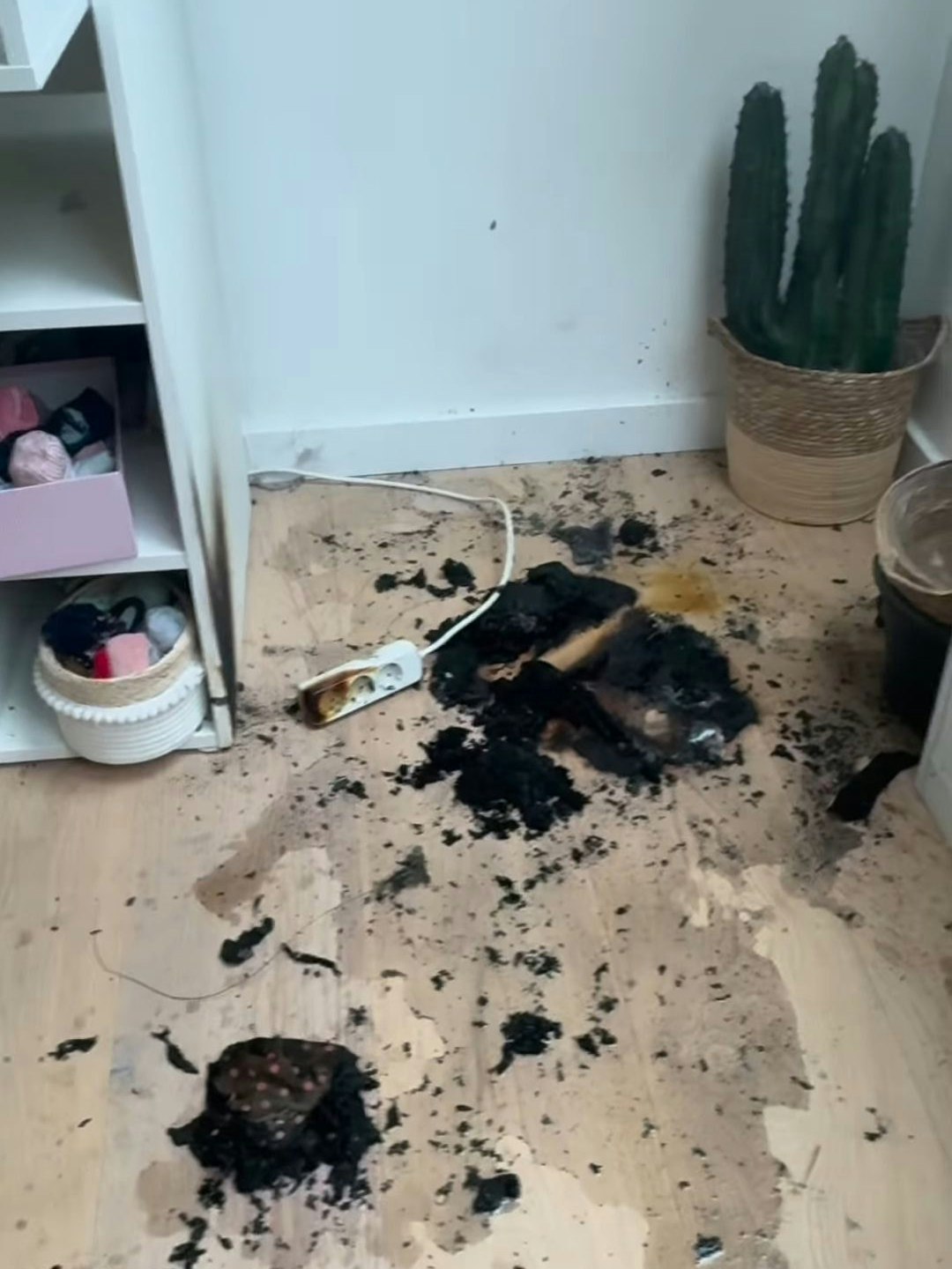 So sieht es nach dem Feuerwehreinsatz im Kinderzimmer aus.