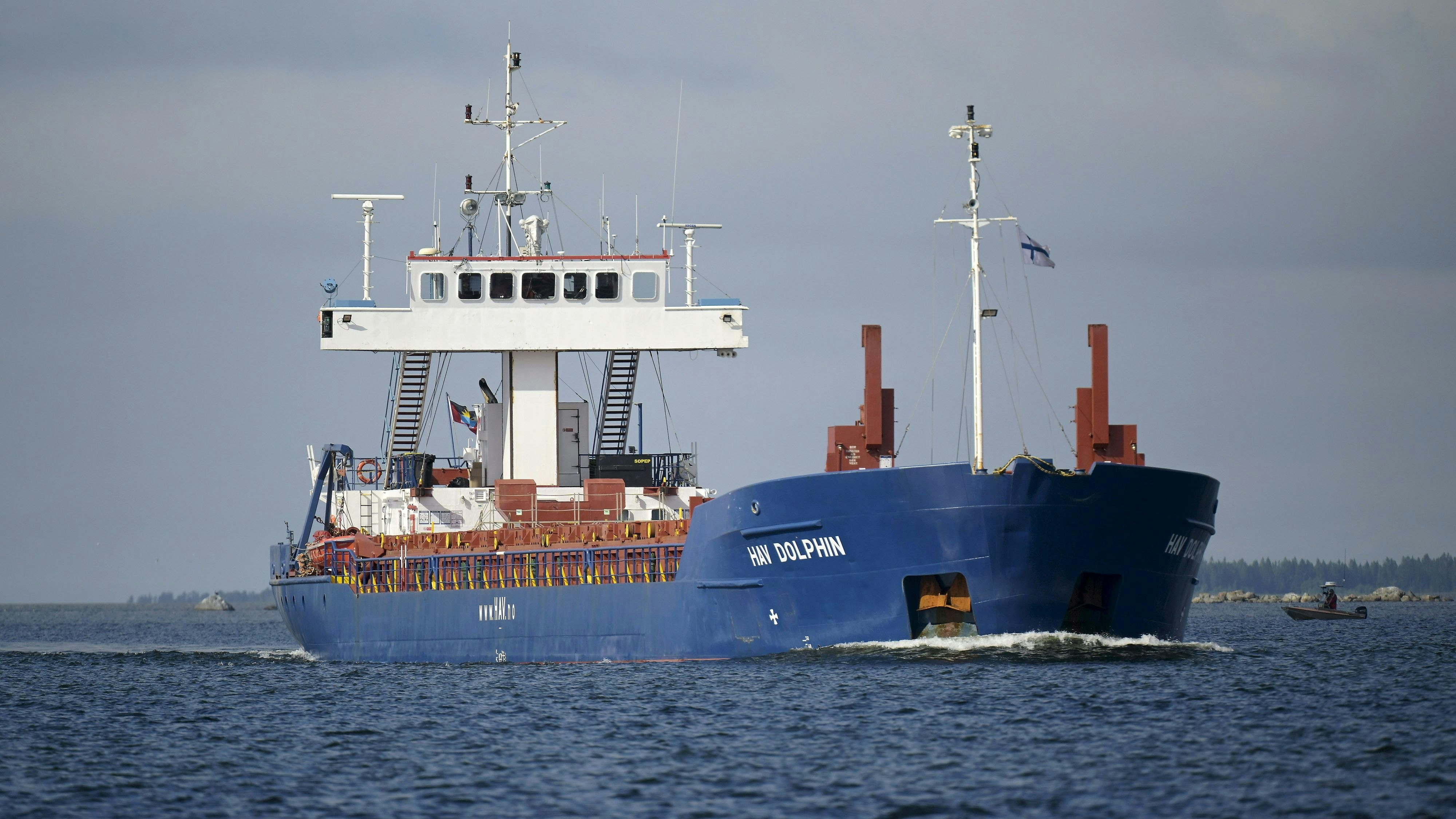 Die HAV Dolphin segelt unter der Flagge des Karibik-Inselstaats Antigua und Barbuda. Ihre Crew ist komplett aus Russland.