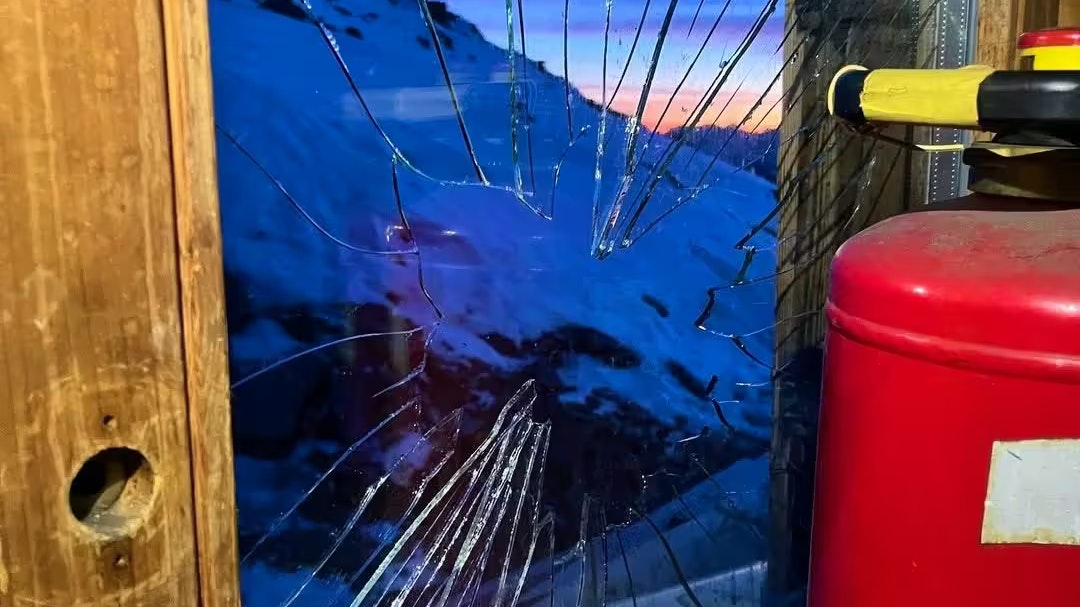 Heute.at - Nur Deppen in den Bergen – Notunterkunft verwüstet