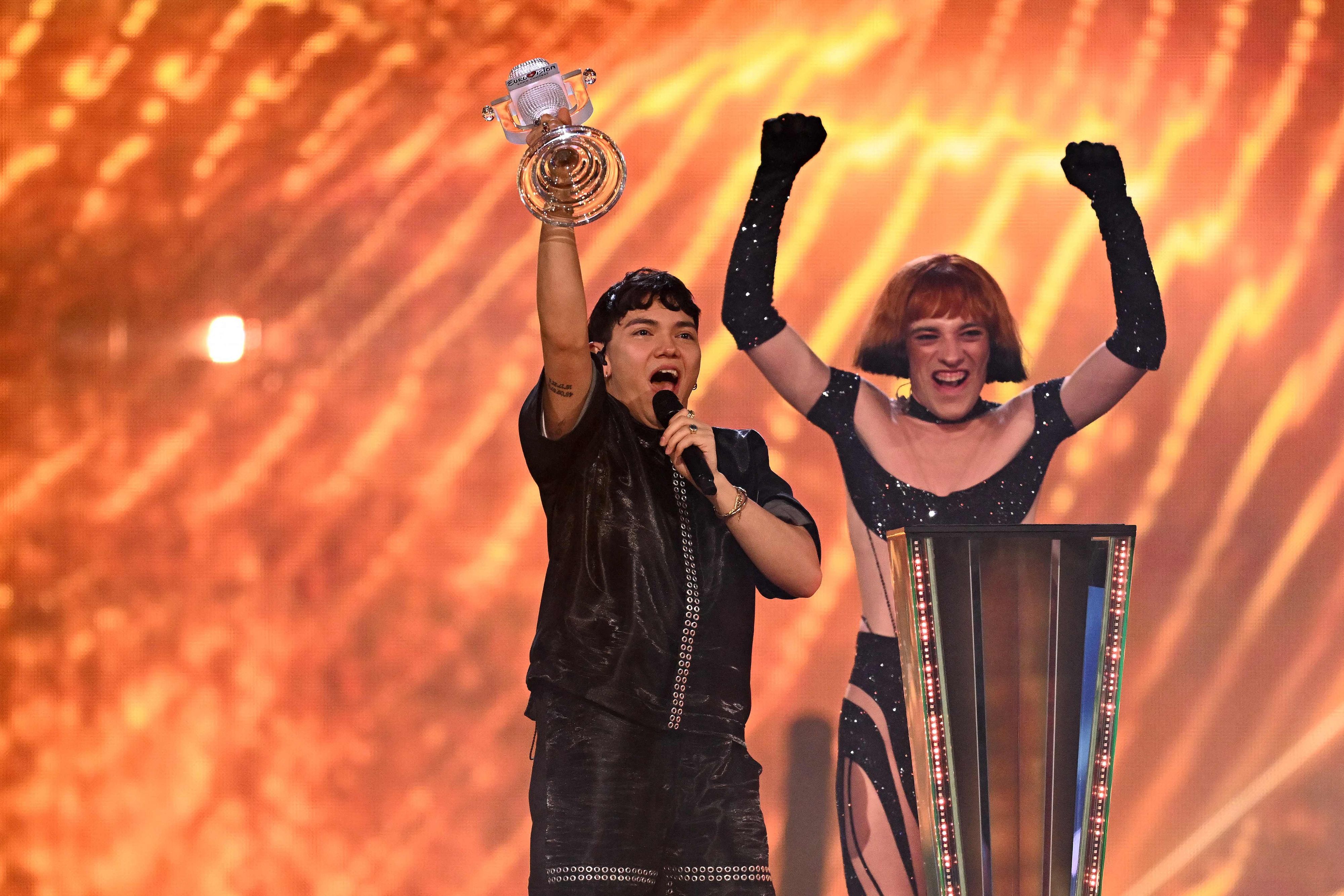 Nemo übergab JJ den Pokal in Basel.