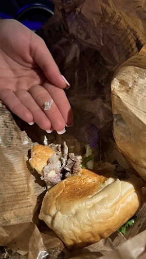 Fleischskandal in Wien: Nach Glassplitter-Fund im Döner Kebab sorgt ein Imbiss in Favoriten erneut für Aufregung. Aktuelle Details im Bericht.