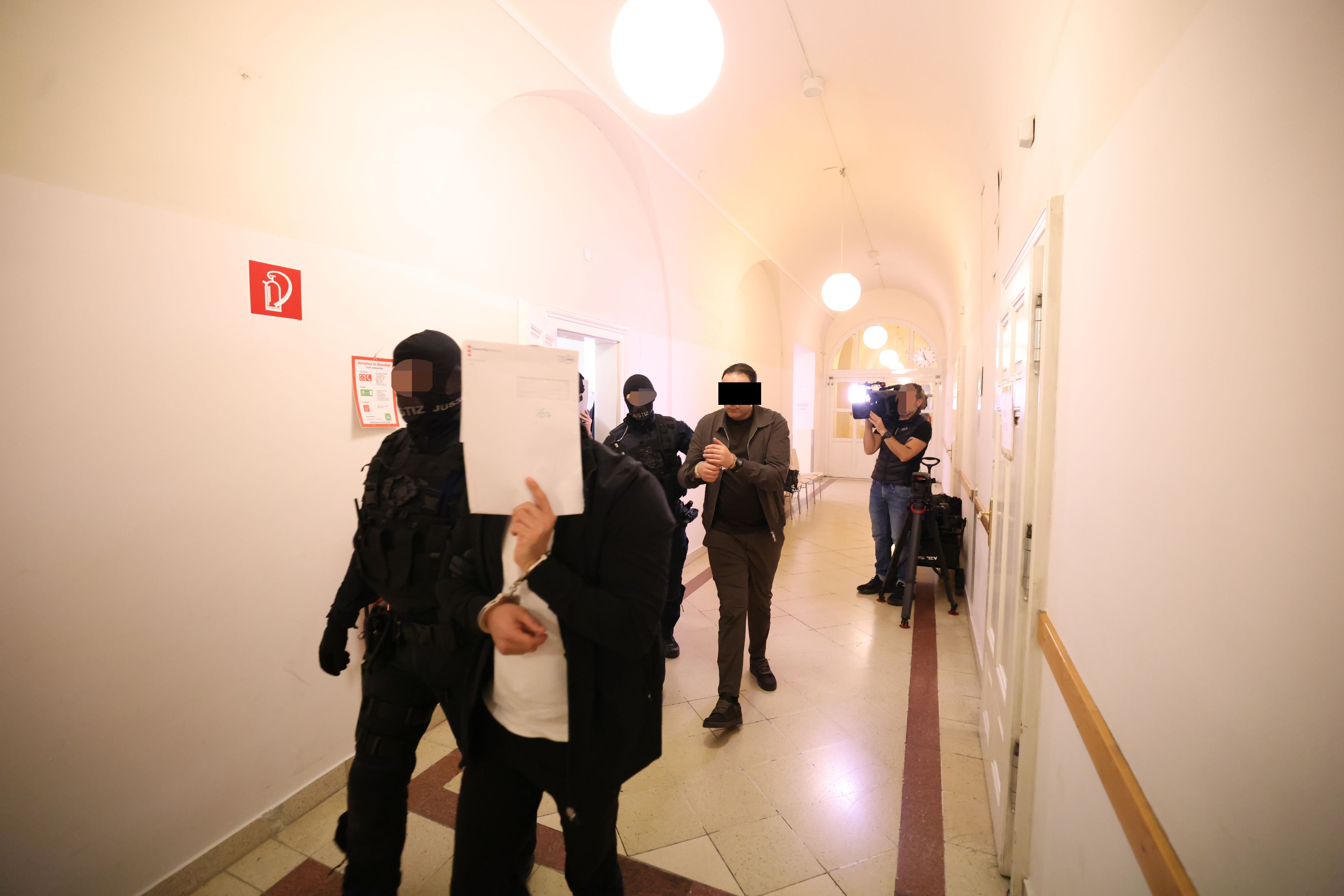 Die Verdächtigen vor Gericht in Wien.