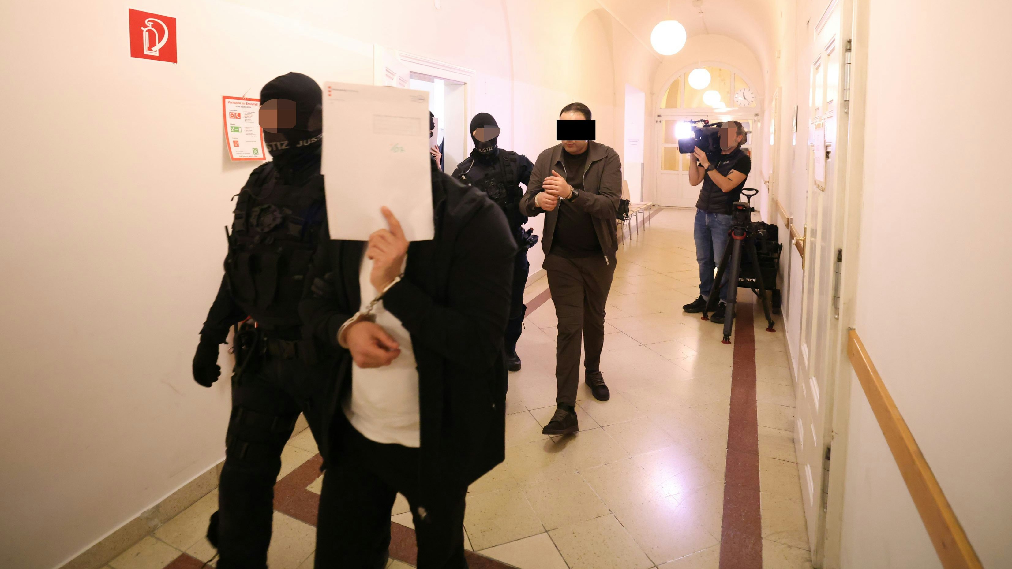 Heute.at - Mehrere Bankomaten gesprengt – Trio vor Gericht