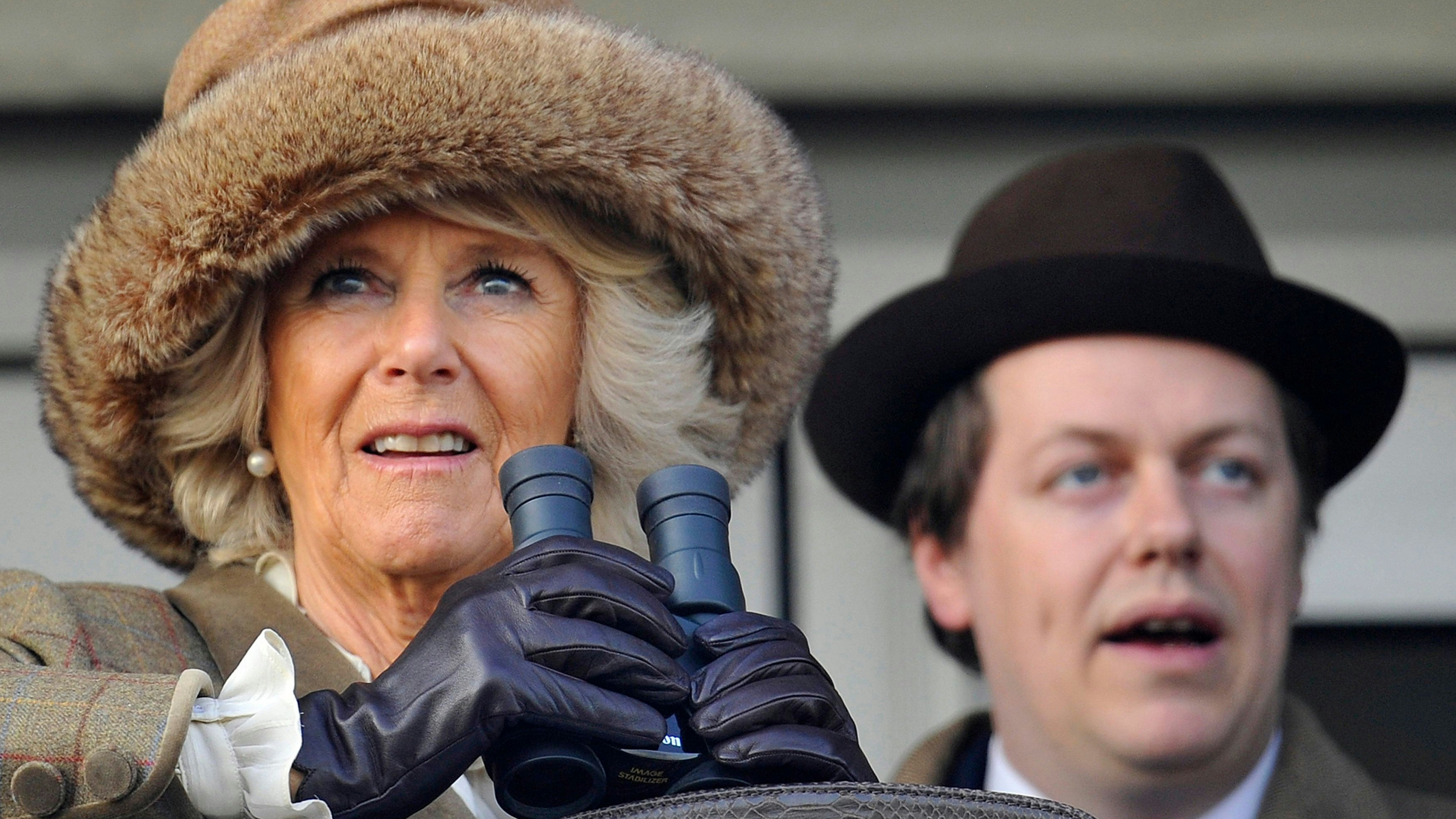 Camillas Sohn (r.) setzt auf ein Wechselmodell: Ein Jahr feiert er mit der Königsfamilie, im nächsten Jahr macht er eine Pause.